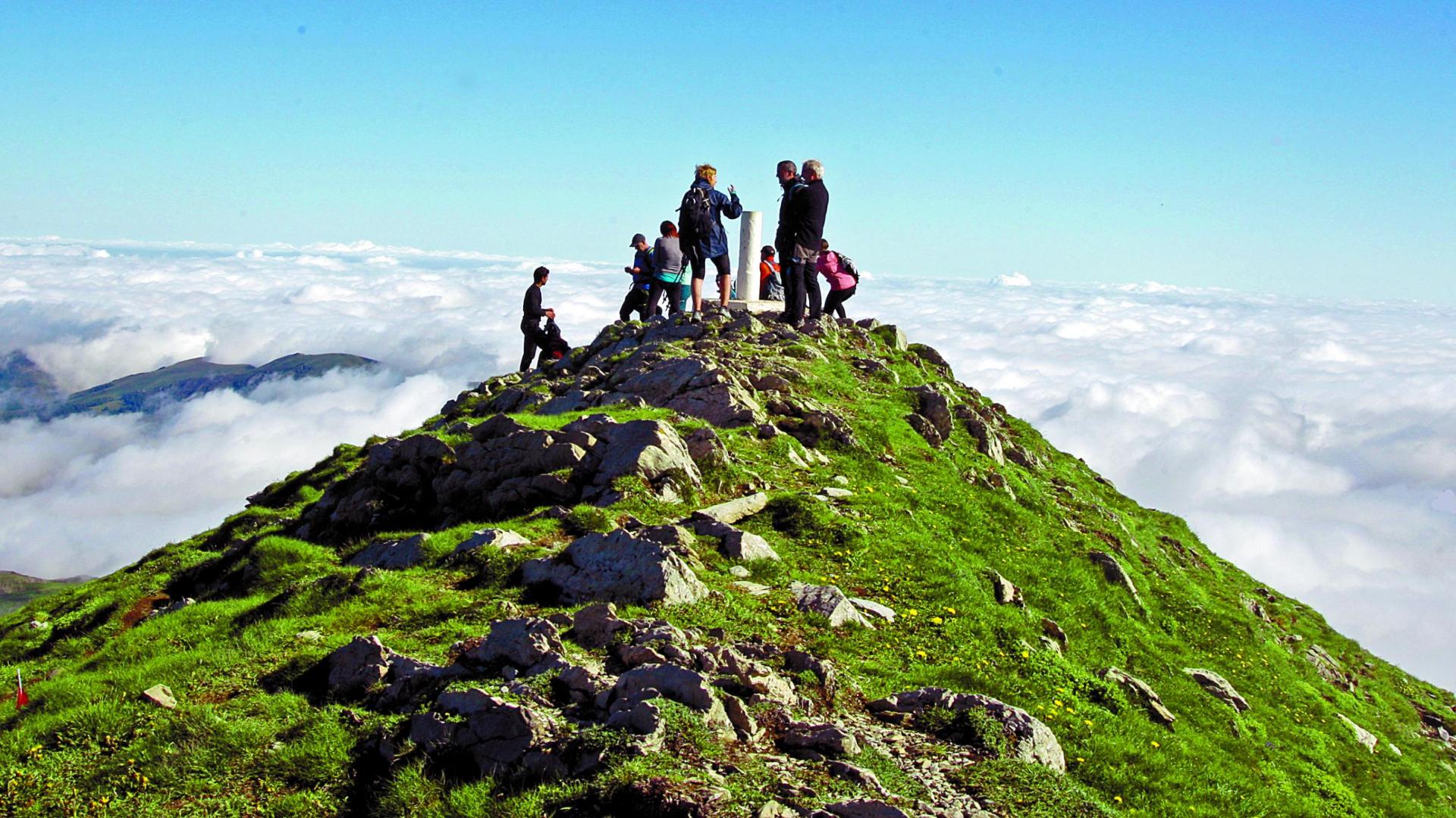 Un grupo de montañeros en la cima del Orhi, una de las cumbres navarras que se ascenderán este fin de semana