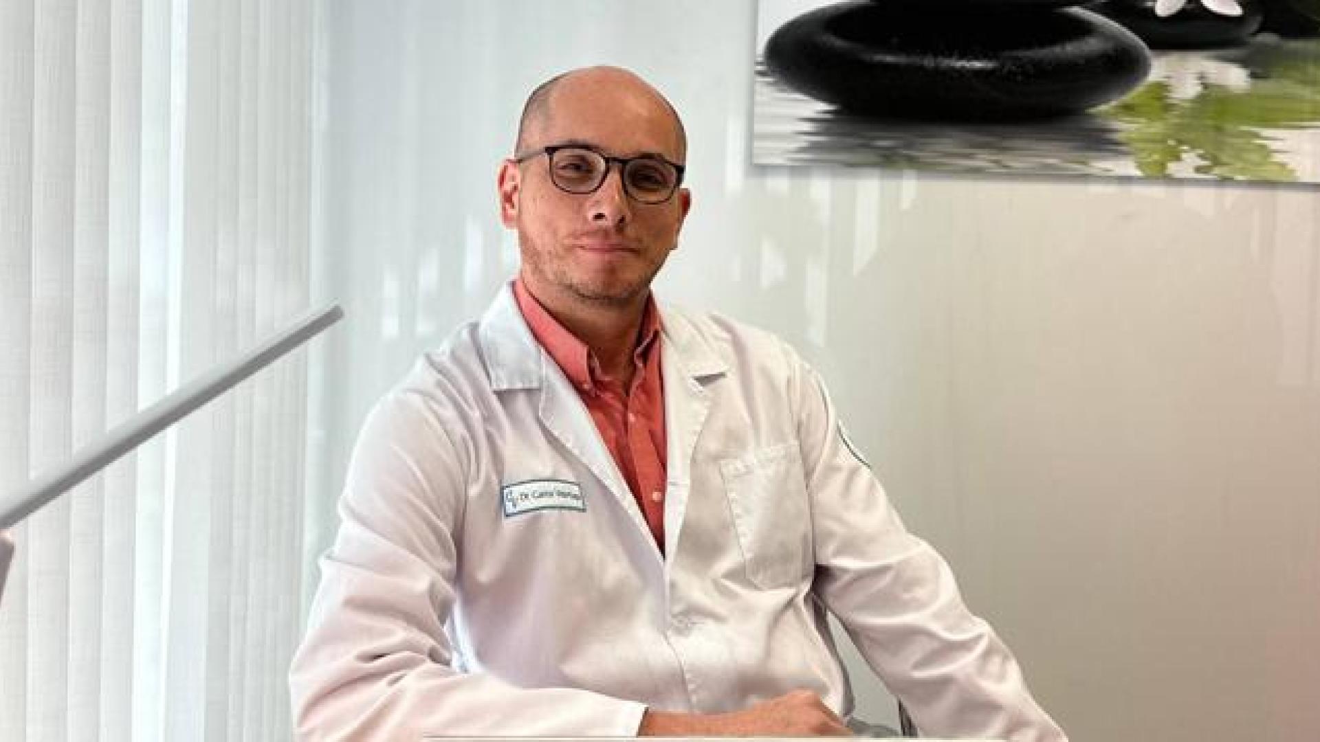 El Dr. Carlos Vidurrizaga, en su consulta en Pamplona