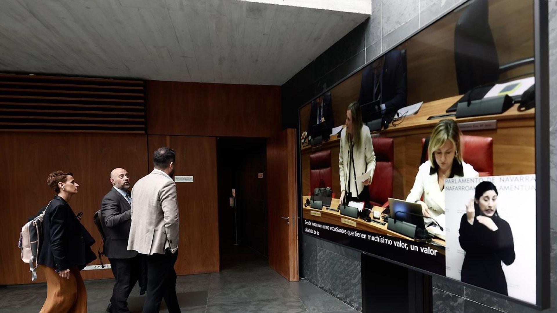 Los socialistas Chivite, Arasti y Alzórriz se dirigen al hemiciclo del Parlamento foral