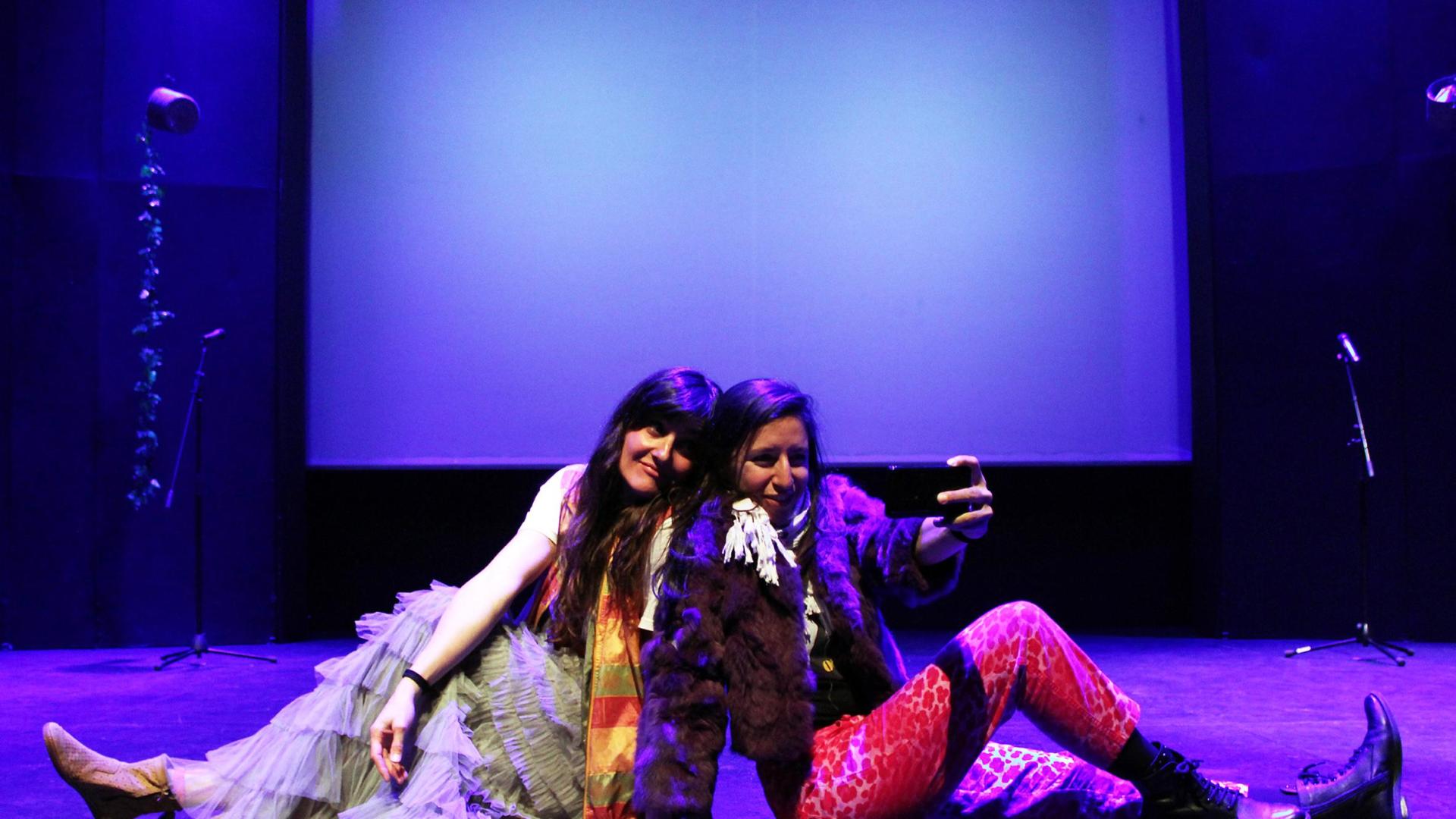 La Escuela Navarra de Teatro ofrece todo el fin de semana la obra 'Ondas Bárbaras'.