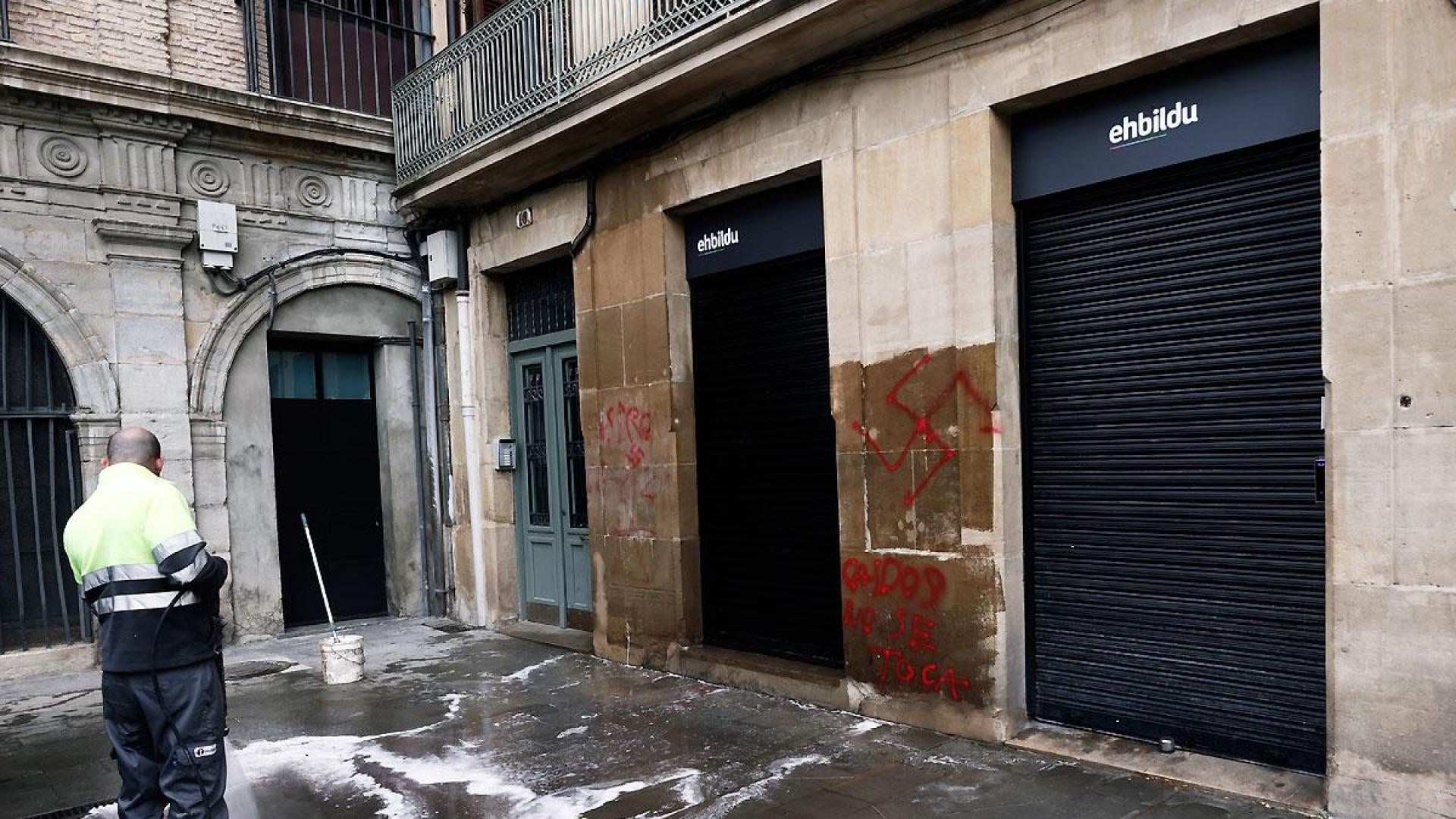 Un operario limpia unas pintadas aparecidas en la mañana de este jueves en la sede de EH Bildu en Pamplona