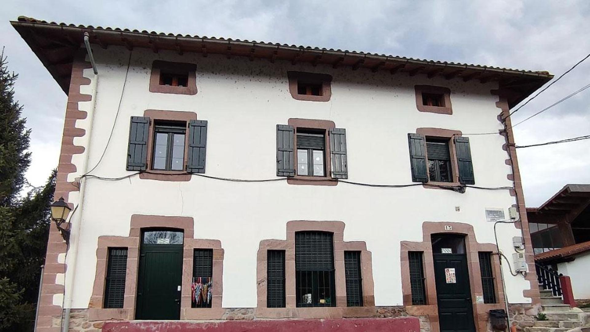 Fachada del colegio público de Arraioz