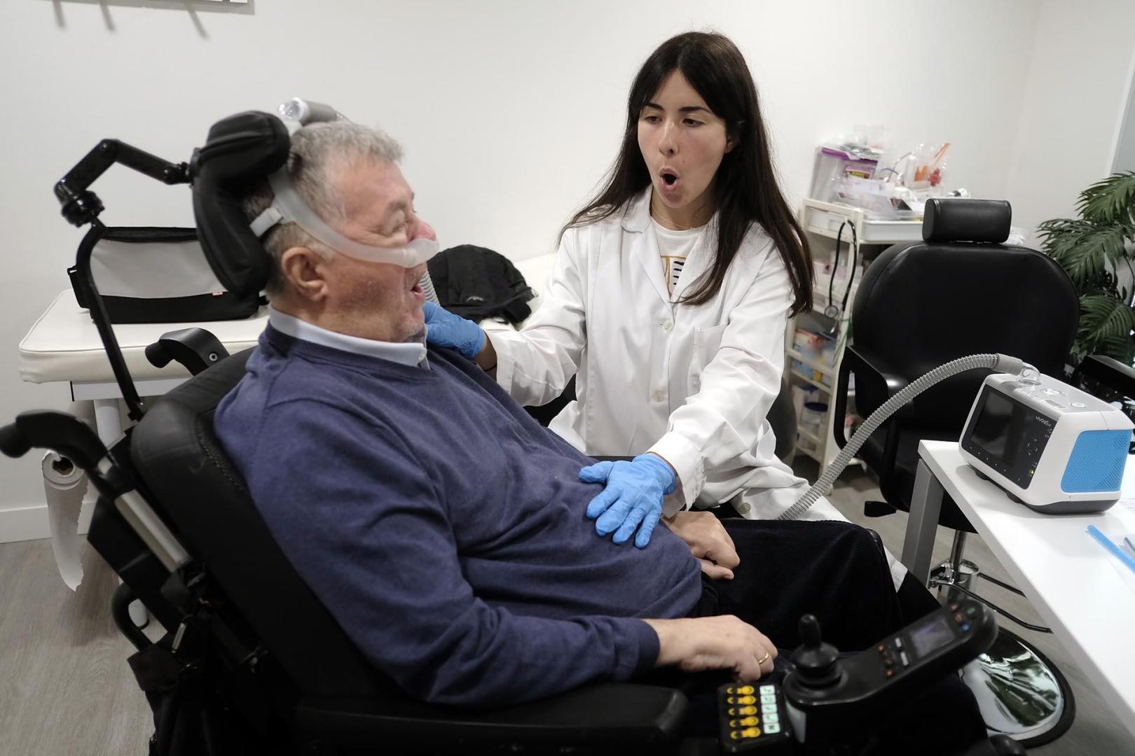 La logopeda Amaia Salbarredi y Montxo realizan ejercicios de rehabilitación.