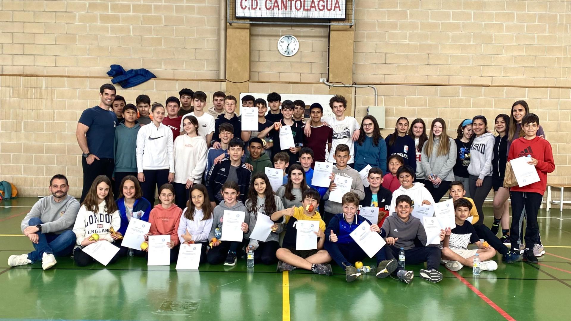 Promotores de la jornada sobre salud y deporte del IES Sierra de Leyre y alumnos de 6º de Primaria del colegio