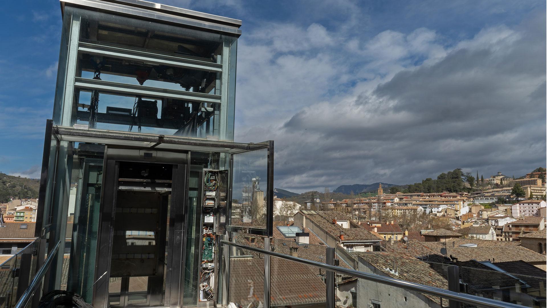 Ascensor panorámico del barrio monumental de Estella, durante una avería el pasado 27 de marzo