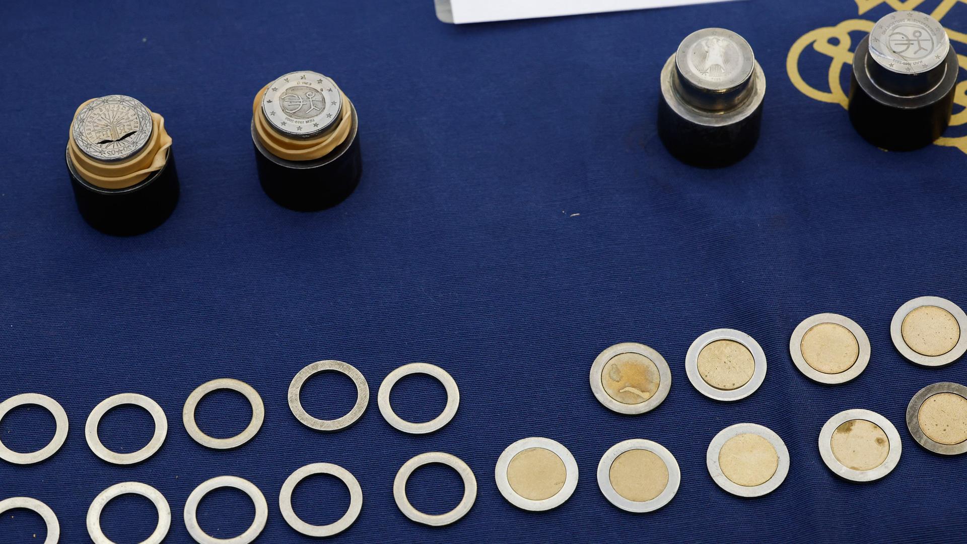 Parte del material incautado en el desmantelamiento del taller de fabricación de monedas falsas de 2 euros