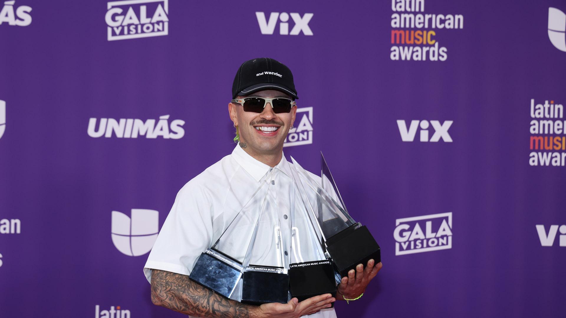 El cantante colombiano Feid posa con algunos de los premios