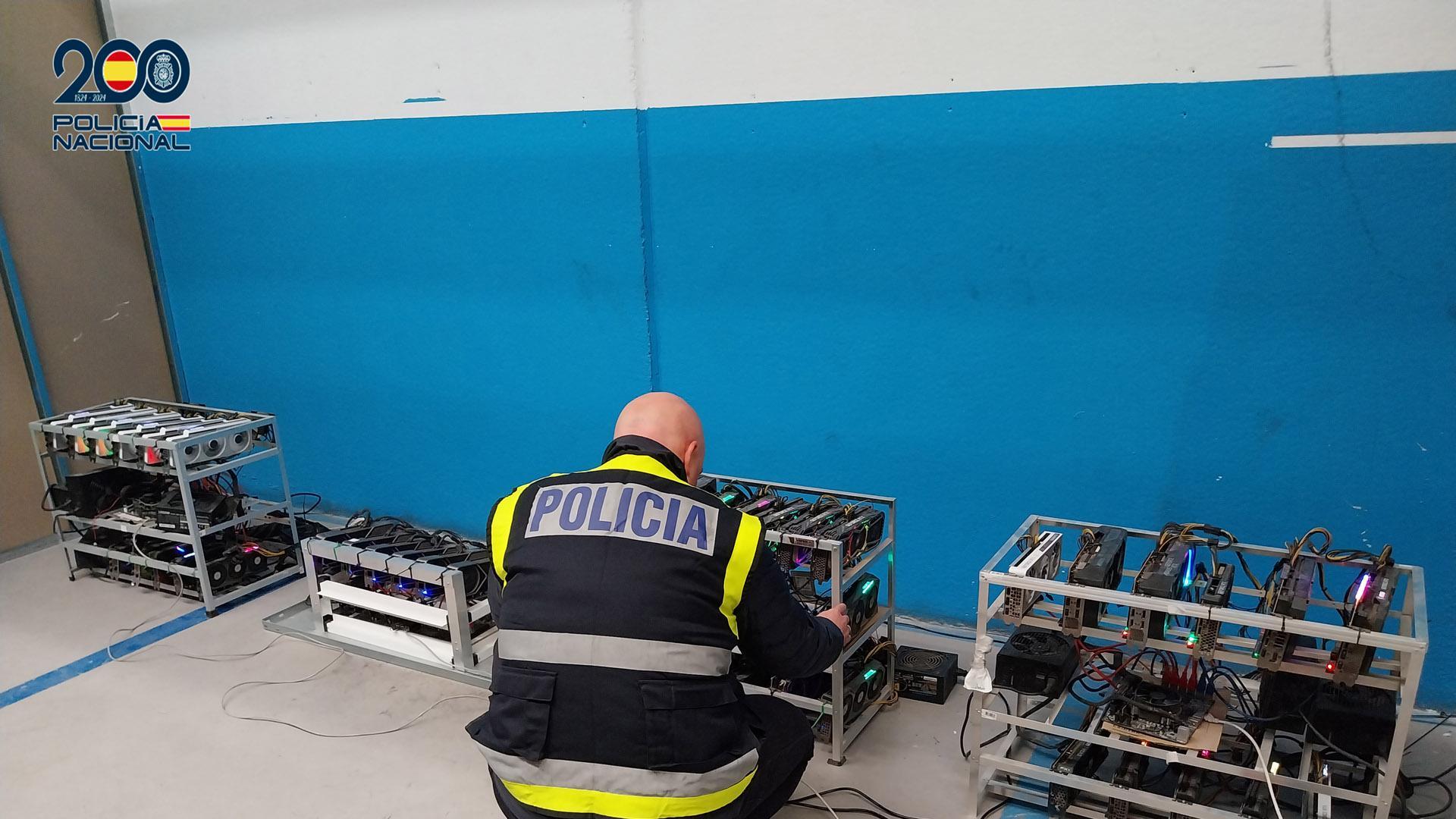 El detenido realizaba 'enganches ilegales' para alimentar dos 'granjas de criptomonedas'