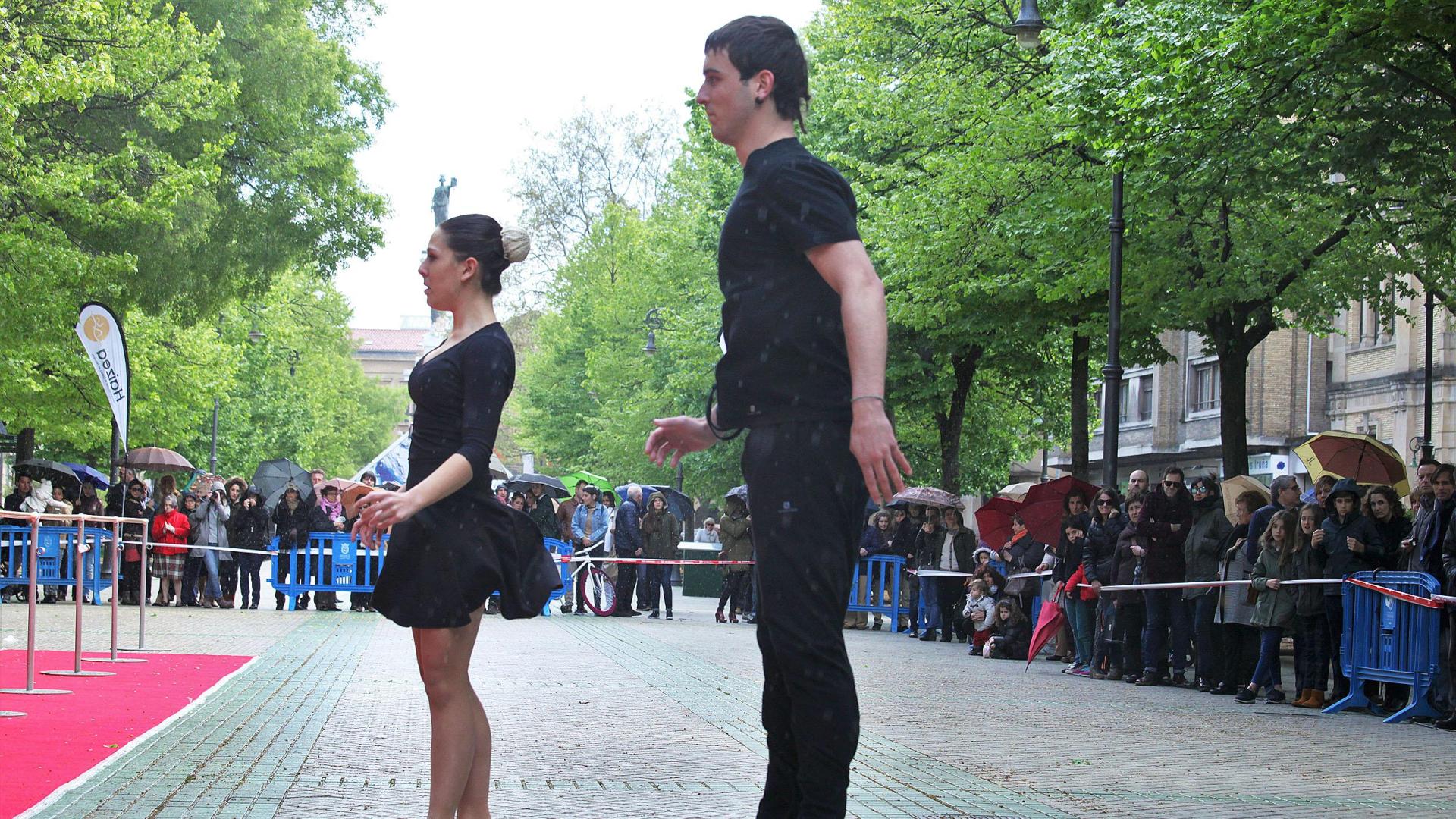 Dos bailarines, interpretando un aurresku en otra exhibición organizada por Haizea