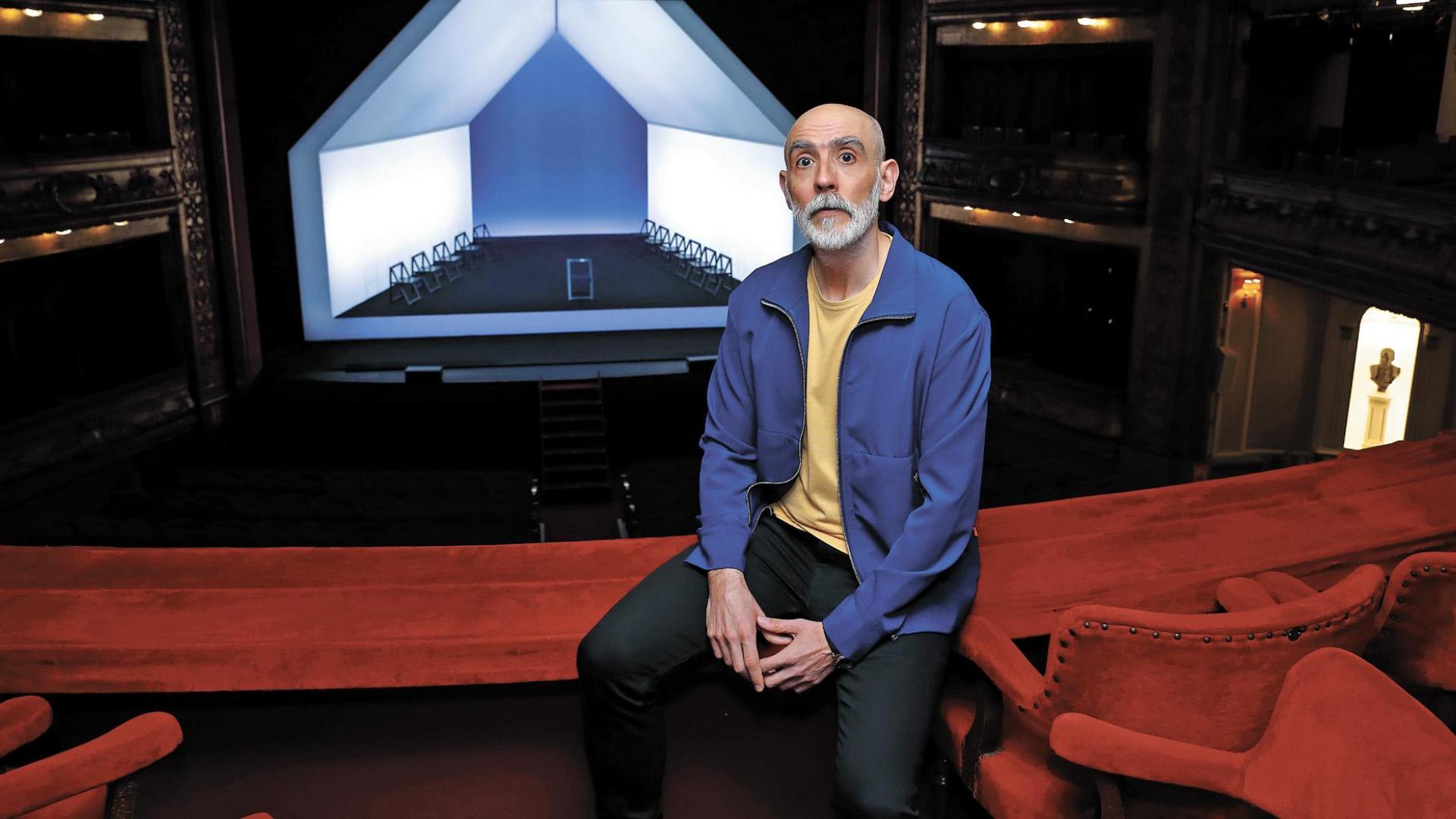 Alfredo Sanzol, el viernes en el Teatro Gayarre. Detrás, la escenografía de La casa de Bernarda Alba, que este sábado volverá a escena