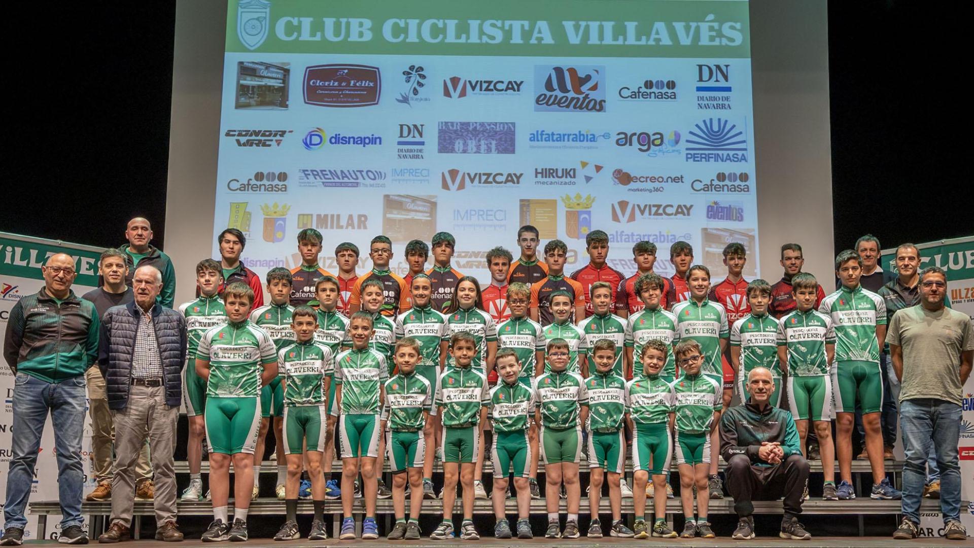 Los ciclistas de las diferentes categorías del Club Ciclista Villavés se presentaron en la casa de cultura de Villava
