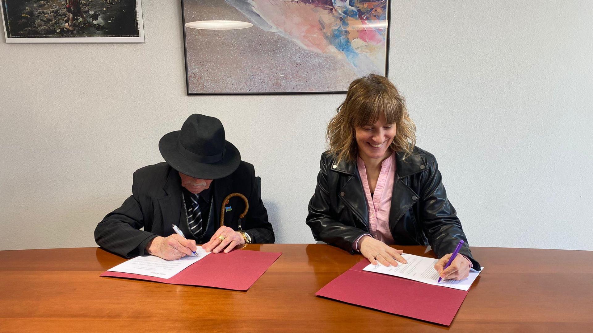 José Jiménez, en representación de la Fundación Gaz Kaló, e Inés Jiménez, Directora General de Protección Social y Cooperación al Desarrollo, durante la firma del convenio
