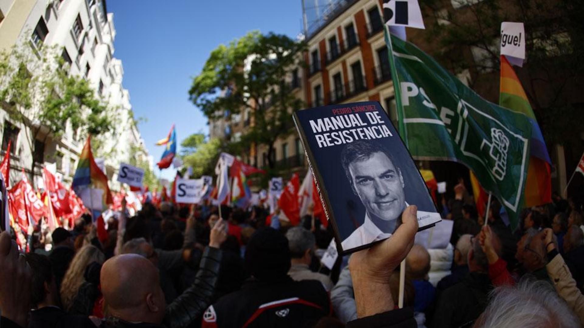 Simpatizantes trasladan su apoyo a Sánchez en los alrededores de Ferraz