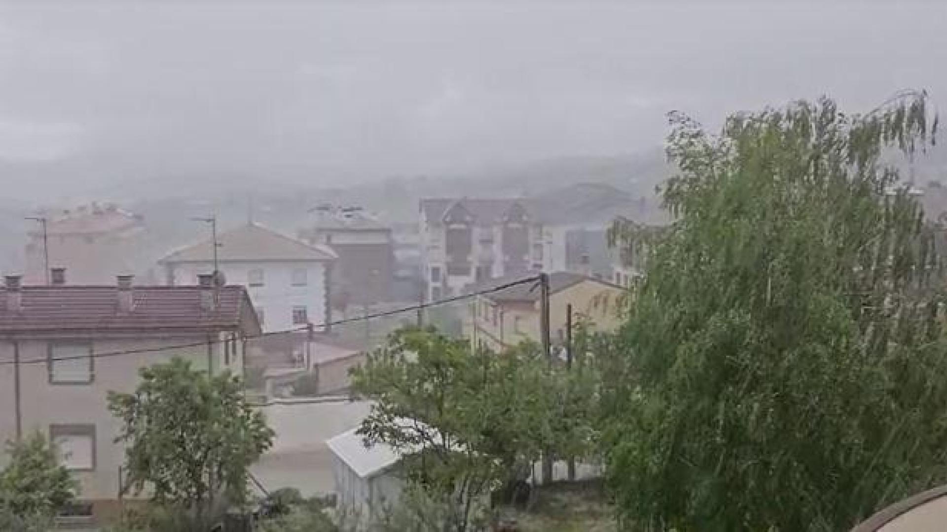 La localidad de Tierra Estella se ha visto sorprendida este sábado por el granizo