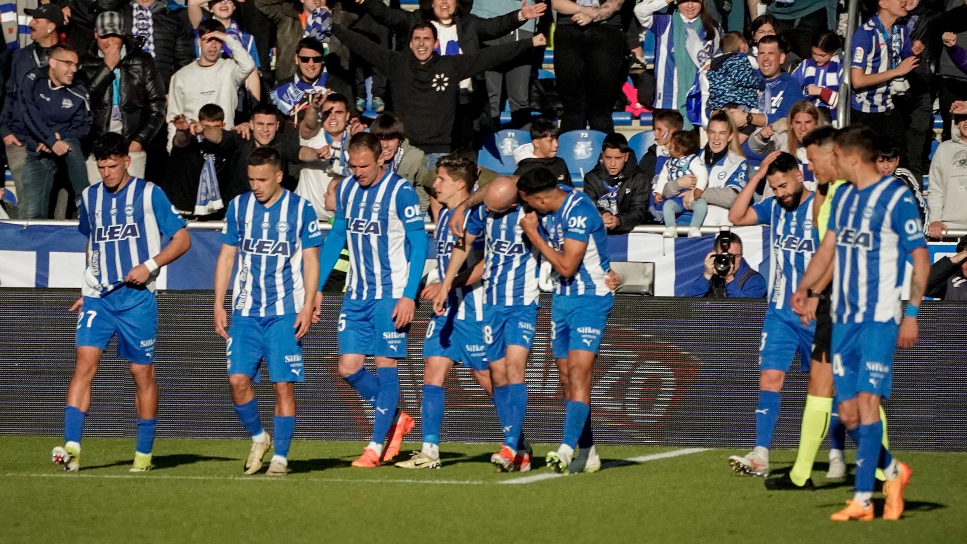 Los jugadores del Alavés celebran su segundo gol, obra de Jon Guridi en el partido de LaLiga ante el Celta