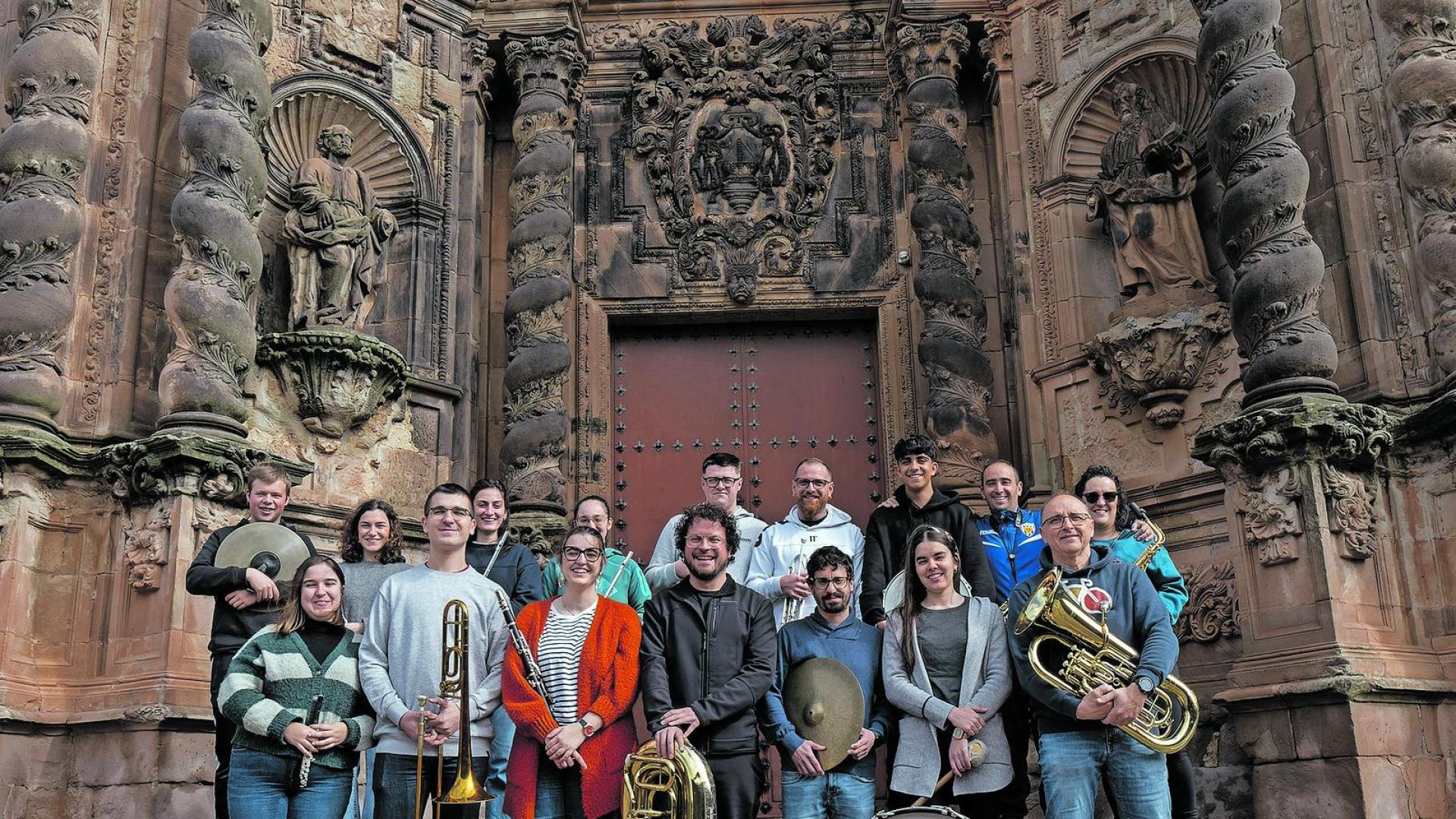En primera fila, la nueva junta con su presidente Jorge Valencia (2º por la derecha) e Isaac Irimia, director, en el centro durante el ensayo que la banda de Estella llevó ayer a la basílica de San Gregorio Ostiense, en Sorlada, en cuya portada se tomó la fotografía