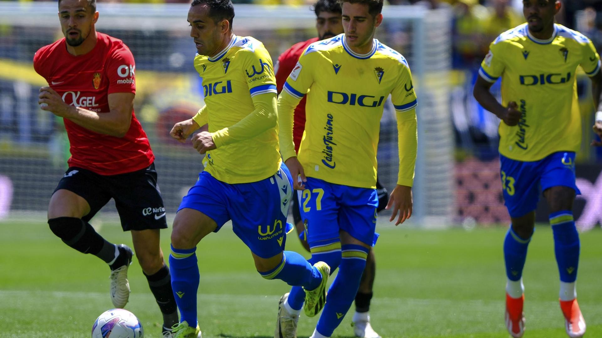 El delantero del Cádiz Juan Miguel Jiménez y el defensa eslovaco del Mallorca Martin Valjent