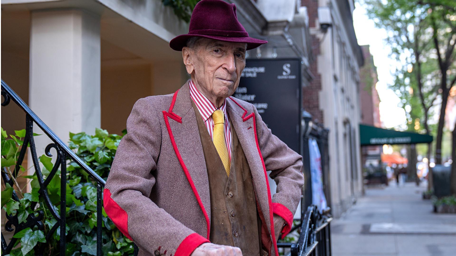 El escritor y periodista estadounidense Gay Talese posa durante una entrevista en su casa del exclusivo barrio del Upper East Side de Manhattan