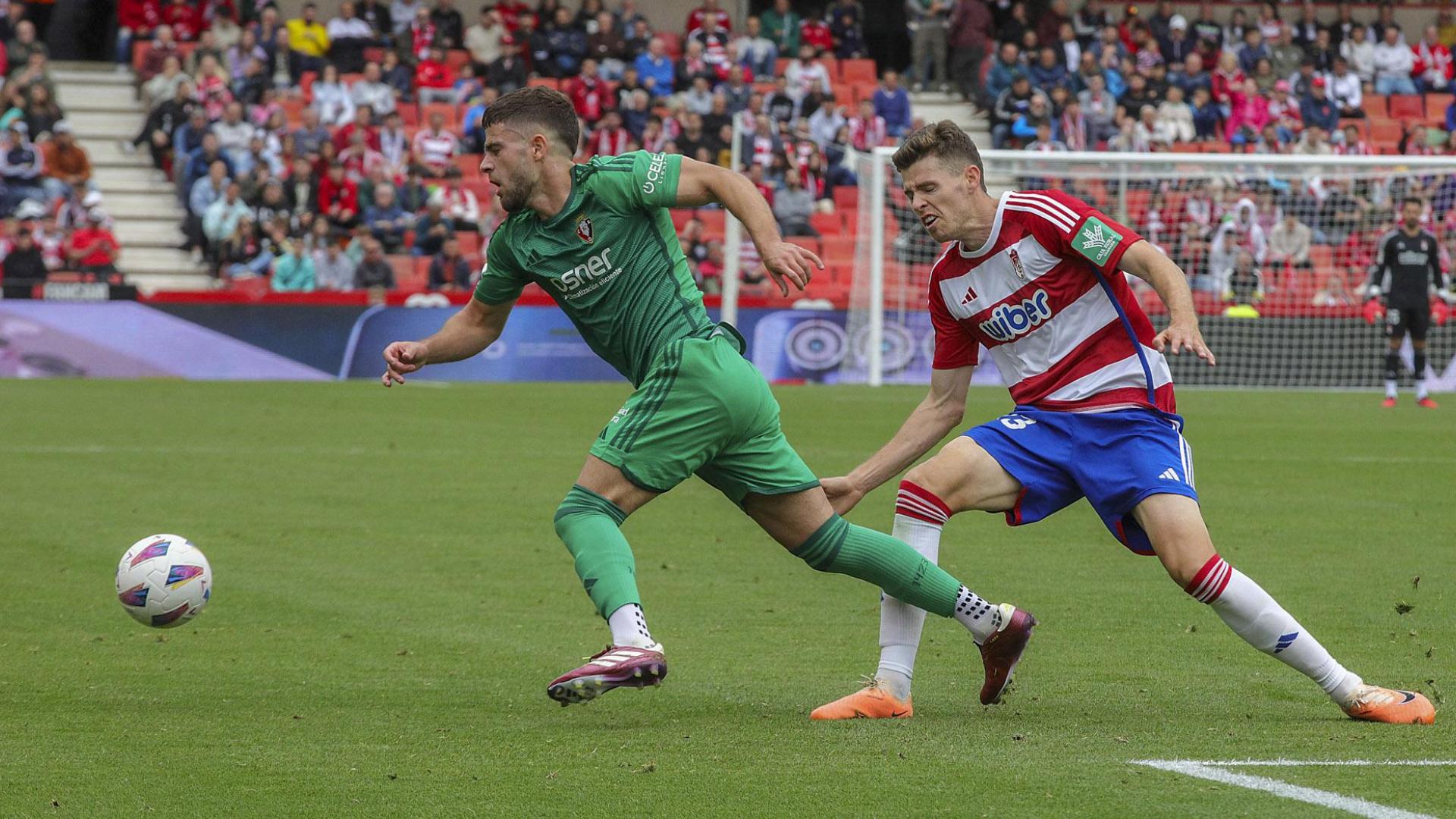 Iker Muñoz y Gerard Gumbau, en el partido Granada - Osasuna