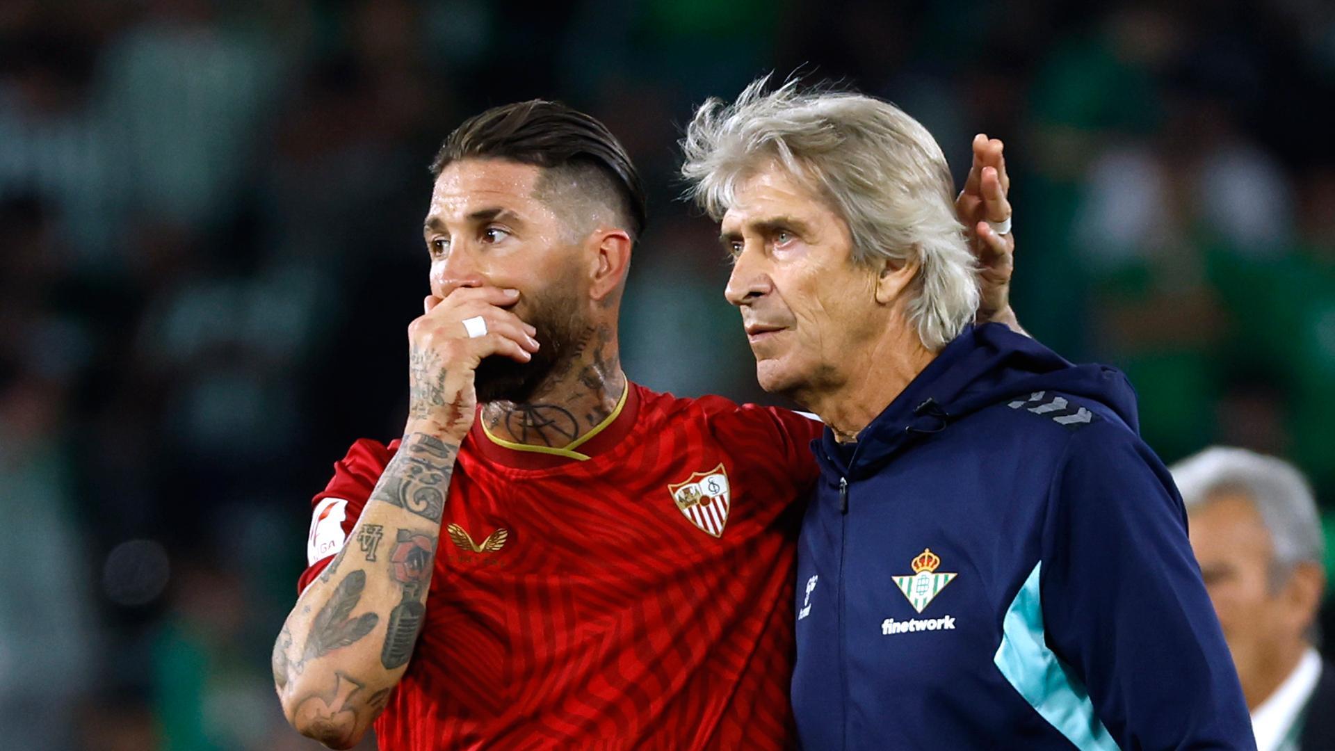 El entrenador del Betis Manuel Pellegrini (d) y el jugador del Sevilla Sergio Ramos, al término del partido