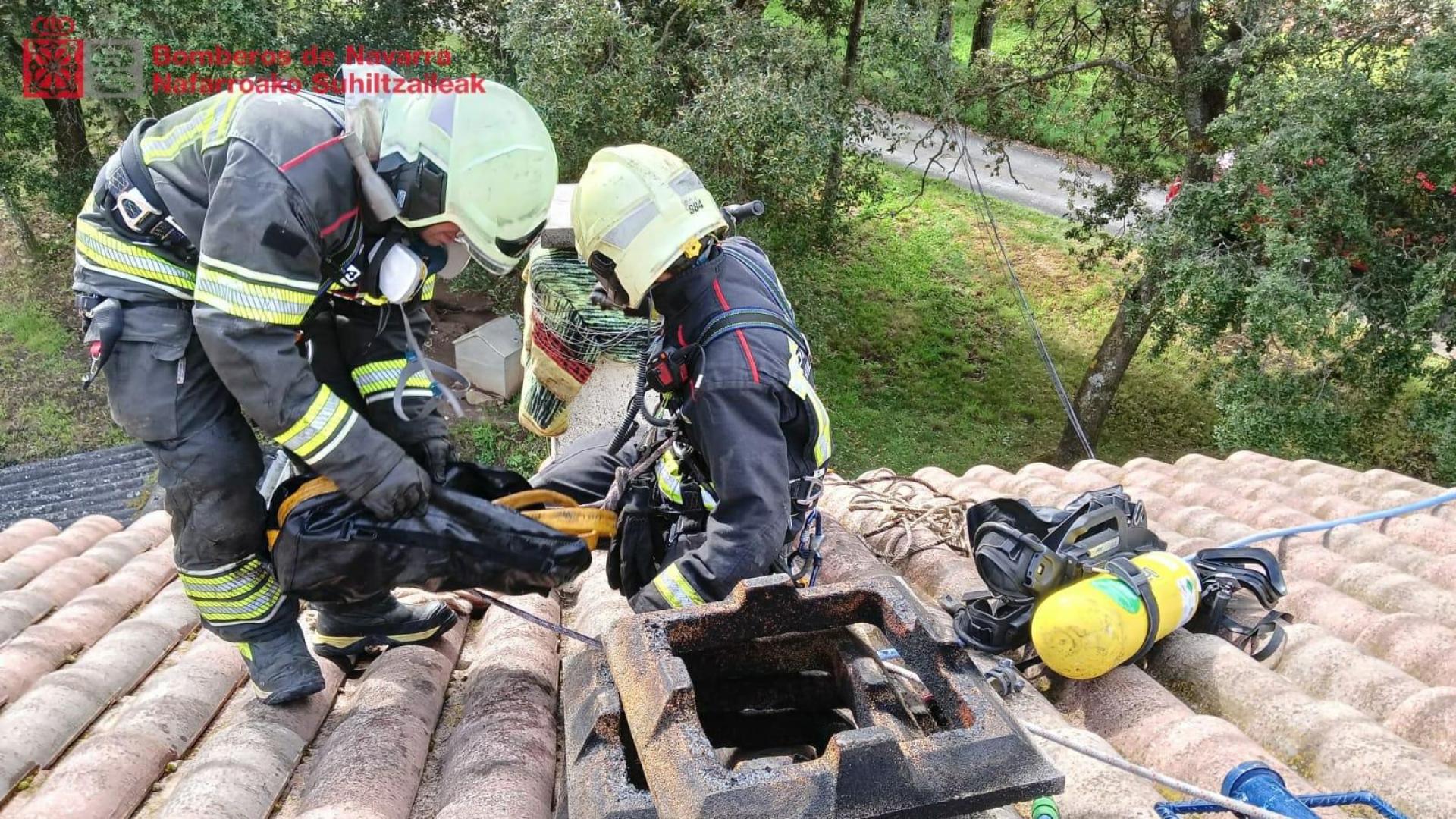 Imagen de los bomberos, en su actuación en Baquedano