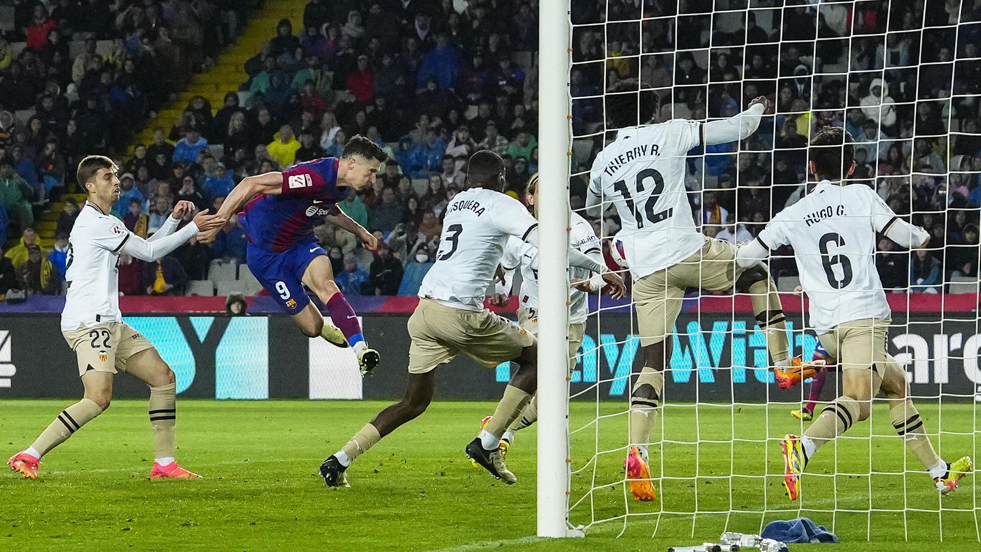 Roberto Lewandowski remata de cabeza el 3-2 en el segundo tiempo