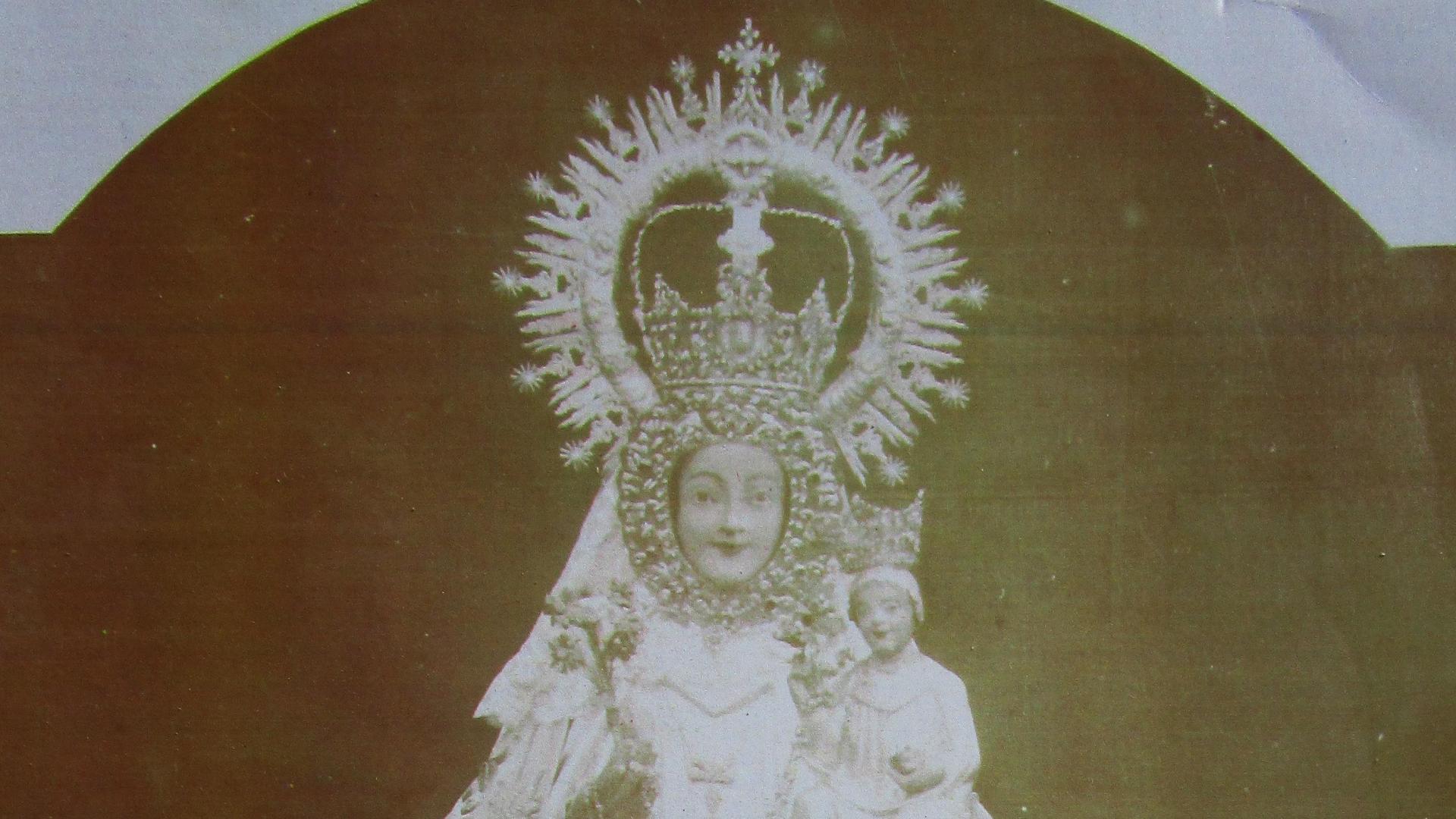 Detale de una fotografía de la Virgen del Puy de finales del siglo XIX