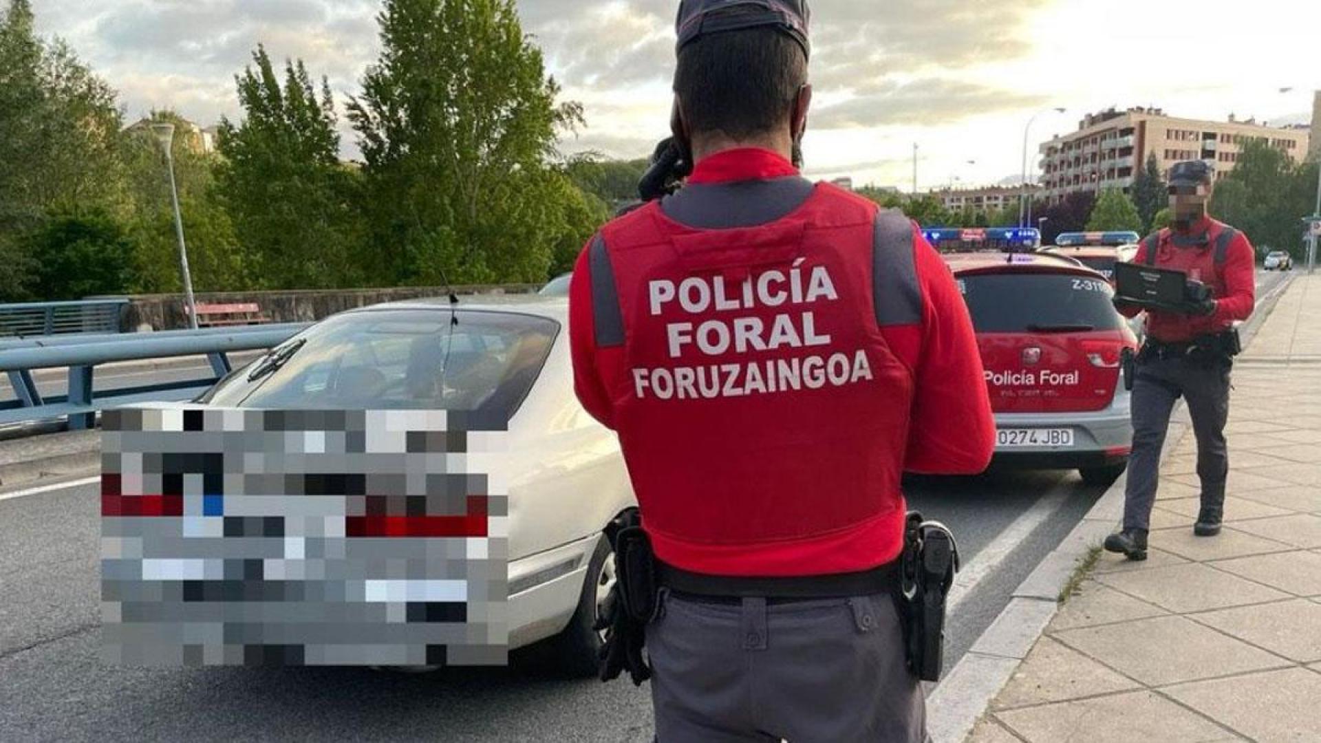 Los agentes, junto al vehículo detenido