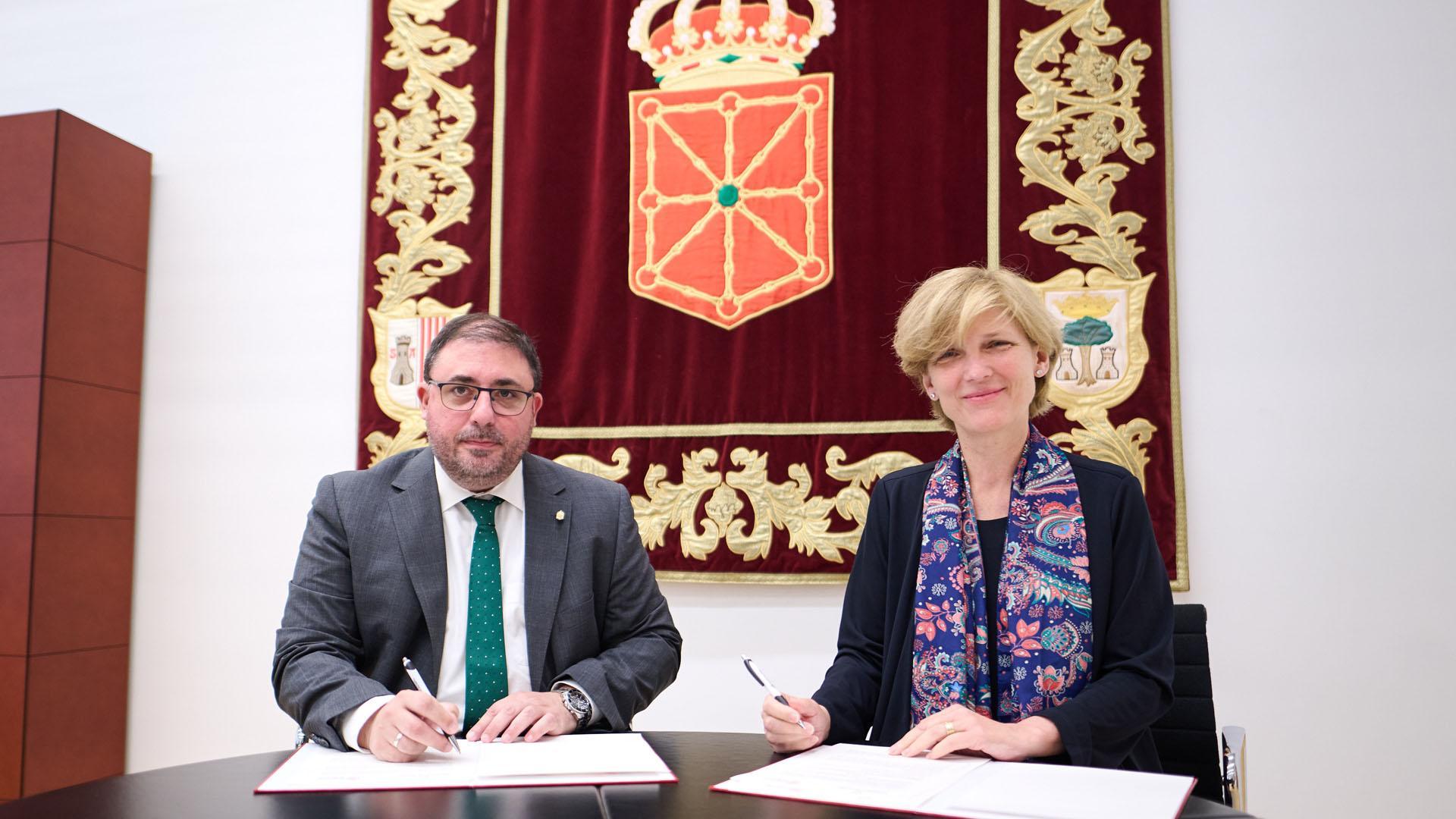 Unai Hualde y María Iraburu, en el momento de la firma del convenio de colaboración