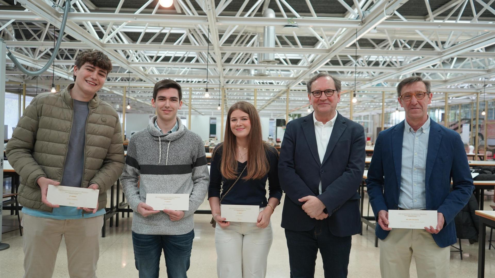 De izquierda a derecha, los premiados Gorka Fernández De Muniain, Pablo Armendáriz, Carlota Ayensa; el director de la Escuela de Arquitectura de la Universidad de Navarra, Carlos Naya; y Emilio Pérez, profesor del Colegio San Francisco Javier-Jesuitas Tudela.