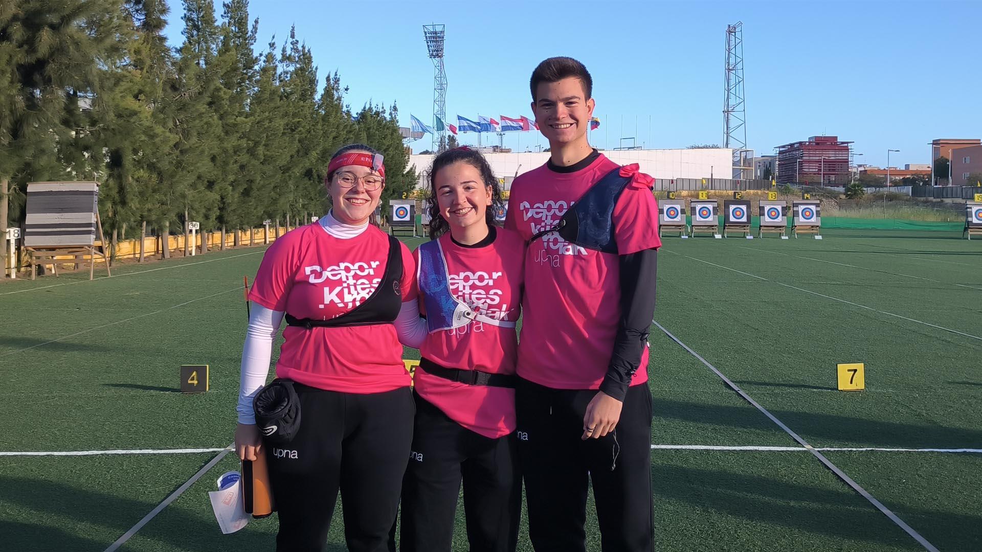 El equipo de la UPNA que participó en el Campeonato de España Universitario de Tiro con Arco. De izq. a dcha.: Jone Gaztelu, Iranzu Martínez y Jorge Dabán (plata)