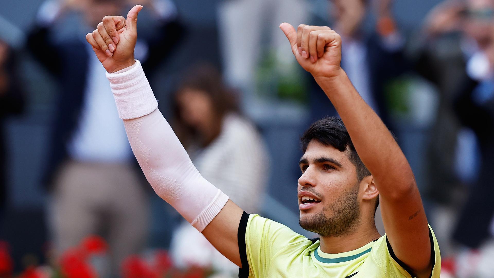 Carlos Alcaraz celebra el triunfo ante Struff en el Masters 1000 de Madrid.