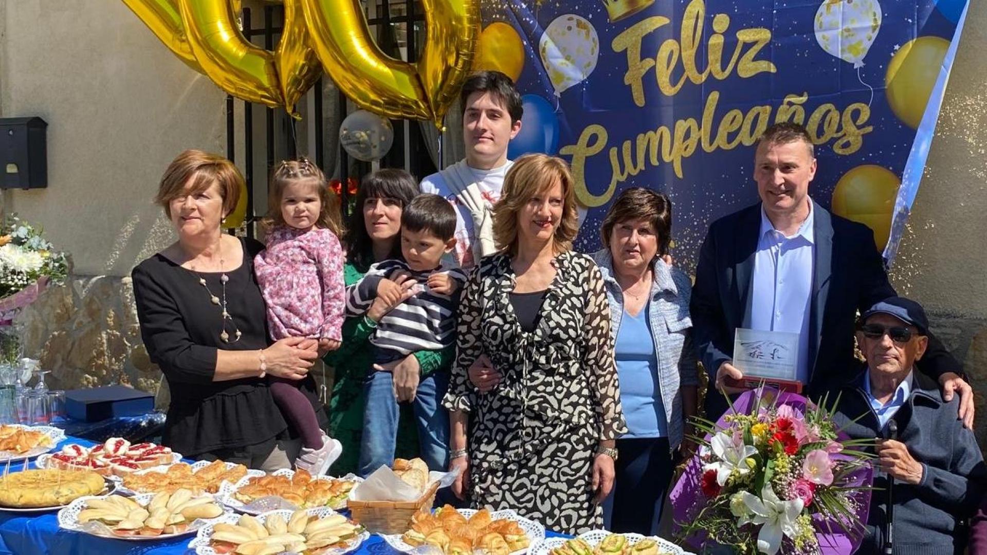 Adolfo De Carlos Zubiria, a la derecha de la imagen, rodeado de su familia durante el reconocimiento