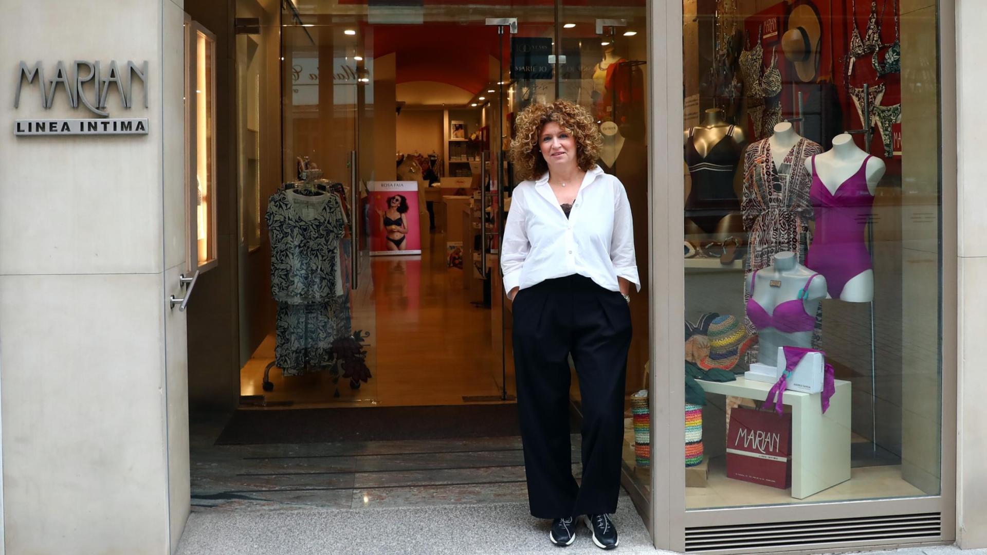 Marian Alonso Burguete en su comercio de la calle Tafalla de Pamplona.