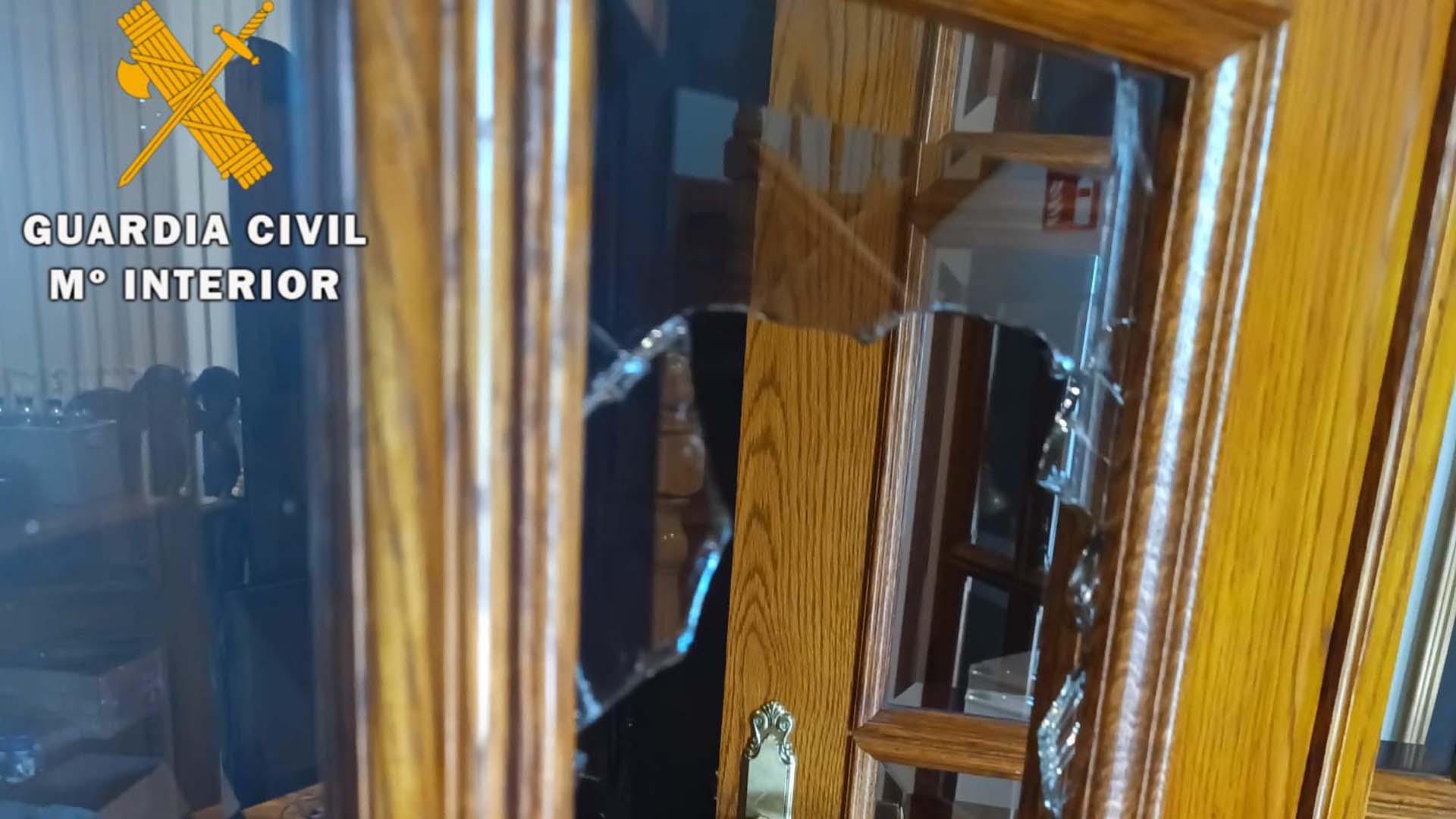 Vidrio roto en una puerta del establecimiento