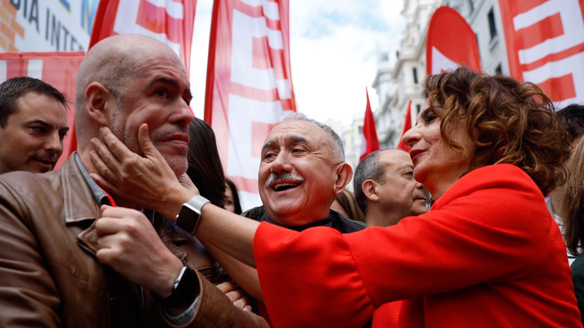 La vicepresidenta primera y ministra de Hacienda, María Jesús Montero (d), saluda a los secretarios generales de CCOO, Unai Sordo (i), y UGT, Pepe Álvarez (c), durante la manifestación