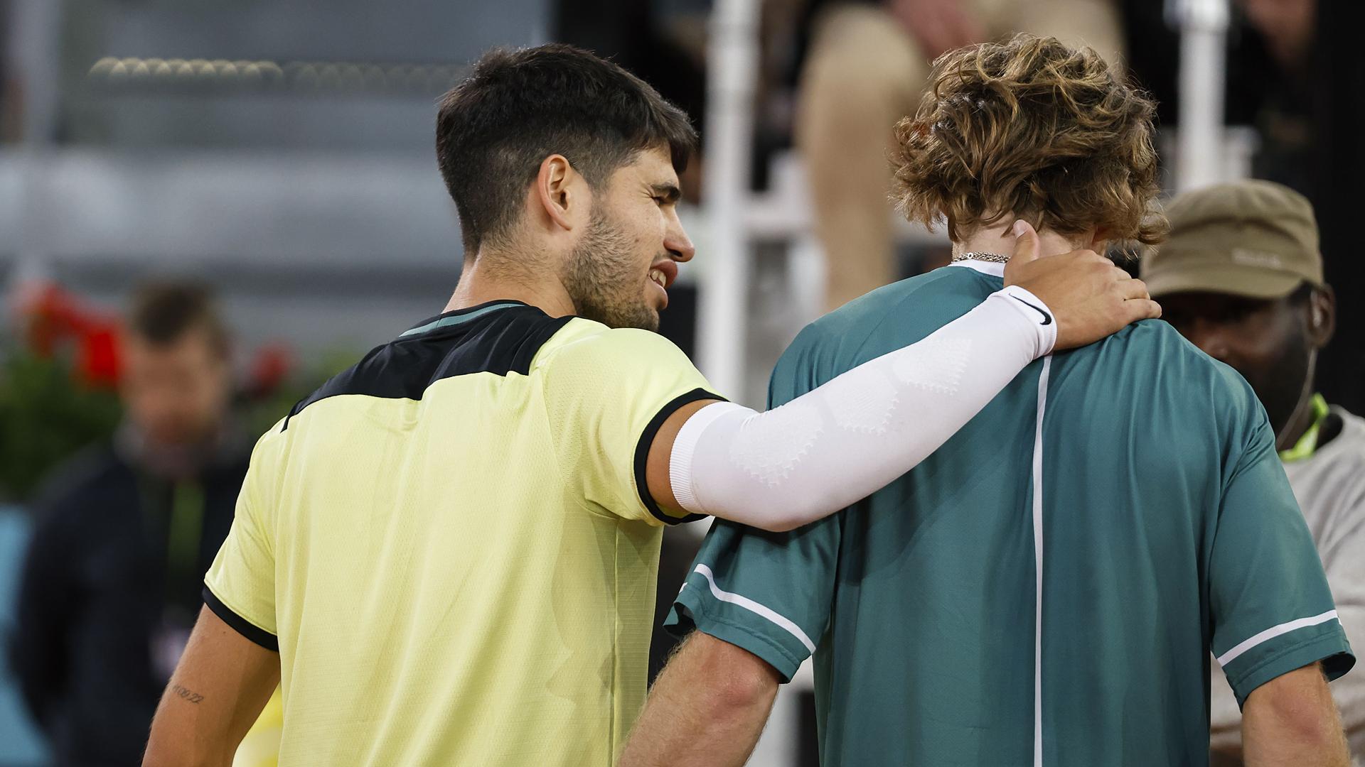 Carlos Alcaraz (izda.) felicita al ruso Andrey Rublev tras su victoria en el choque del Mutua Madrid Open 2024