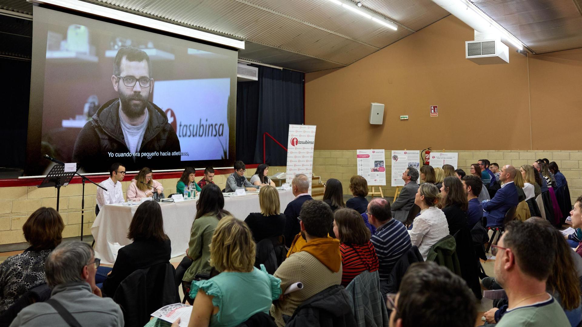 Ponentes de la mesa redonda y asistentes en el salón de actos del Civivox Jus de la Rochapea.