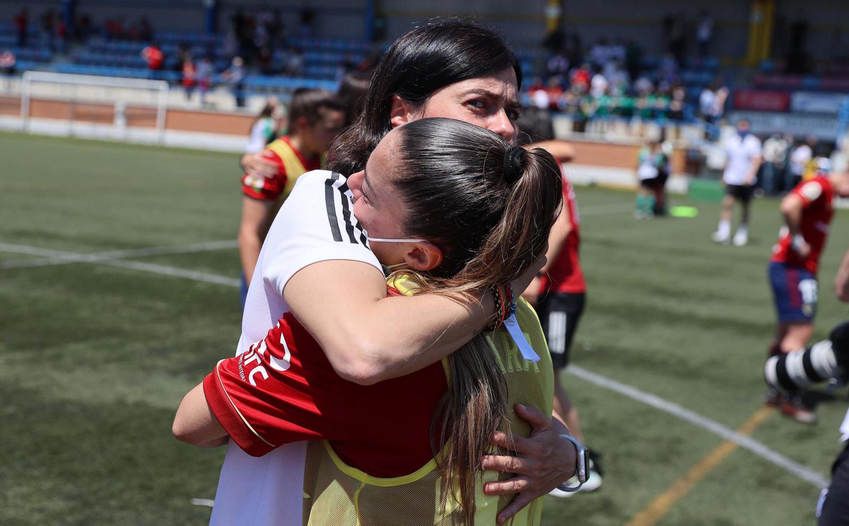 2020-21. Kakun Mainz abraza aIara. No bastó golear al Racing.