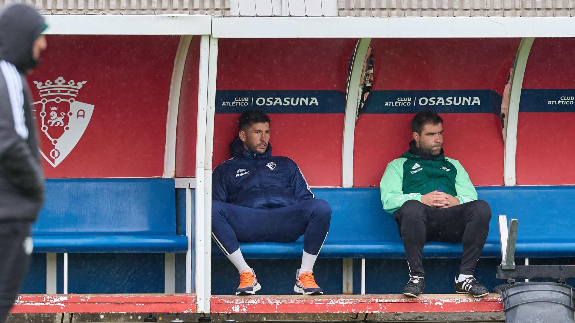 David García, sentado en el banquillo mientras observa el entrenamiento de sus compañeros