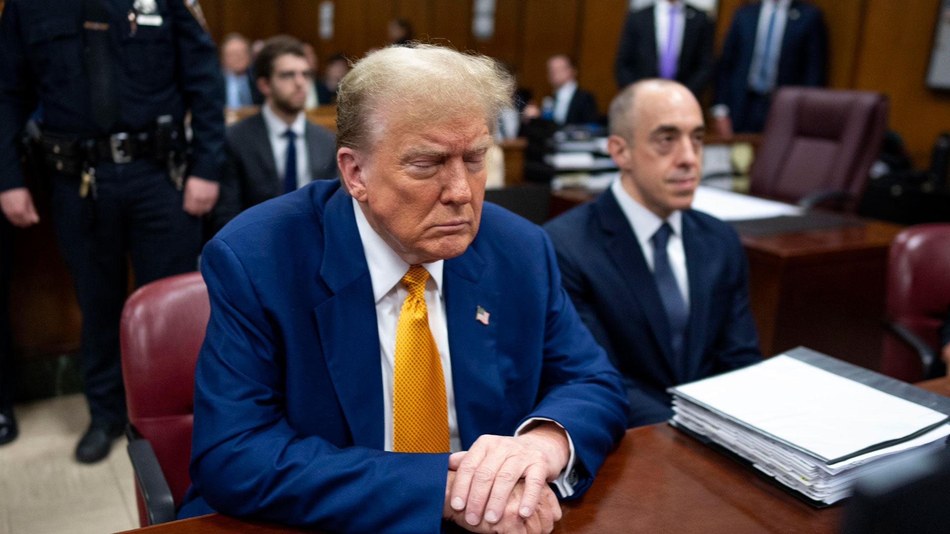 El expresidente Donald Trump con los ojos cerrados durante su juicio penal