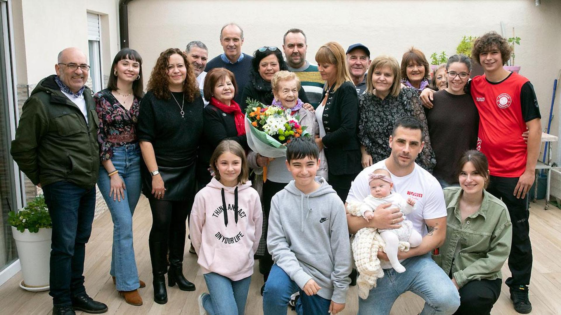 Participantes en el homenaje a la vecina centenaria de la Txantrea Herminia León Ruiz
