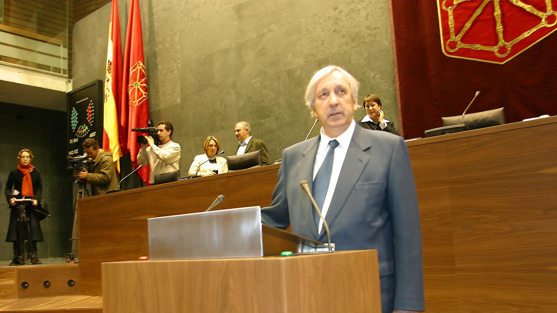Albito Viguria, durante un acto homenaje a exparlamentarios que hubo en la Cámara foral en 2002