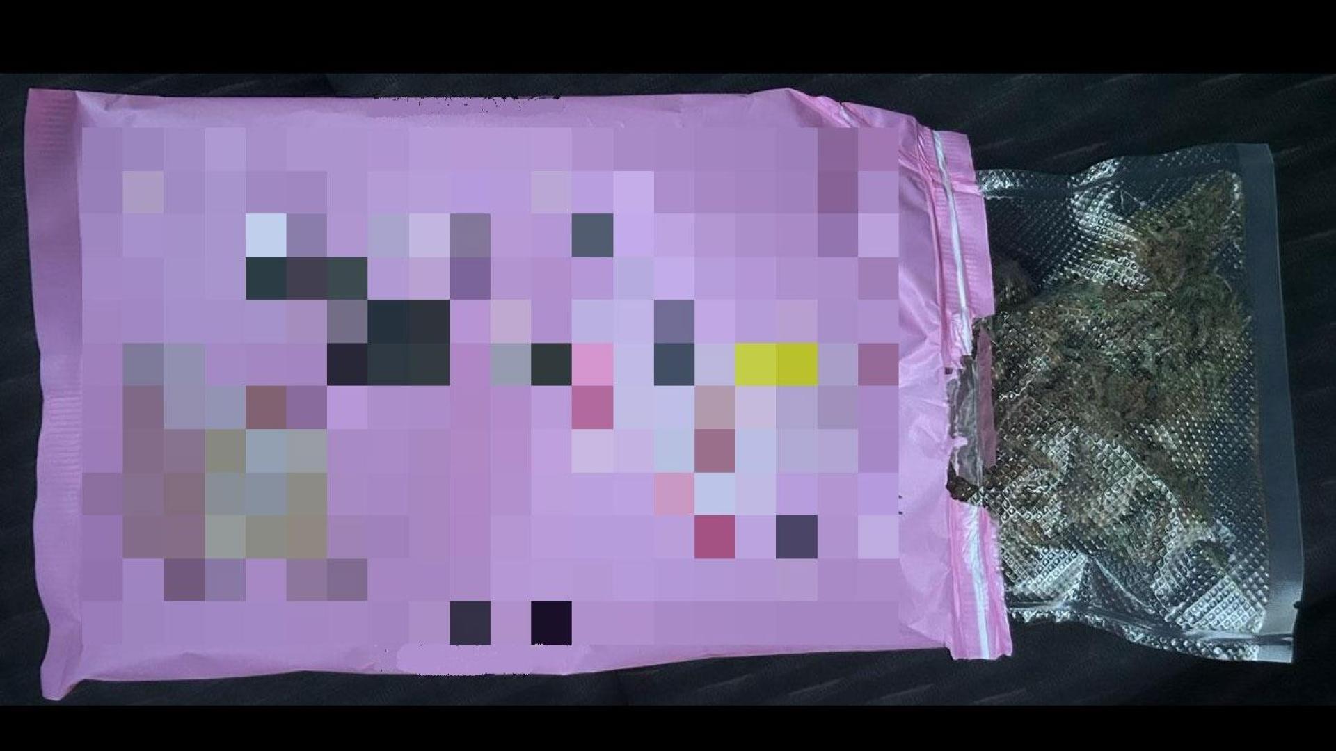 Imagen del envoltorio que contenía la bolsa con marihuana