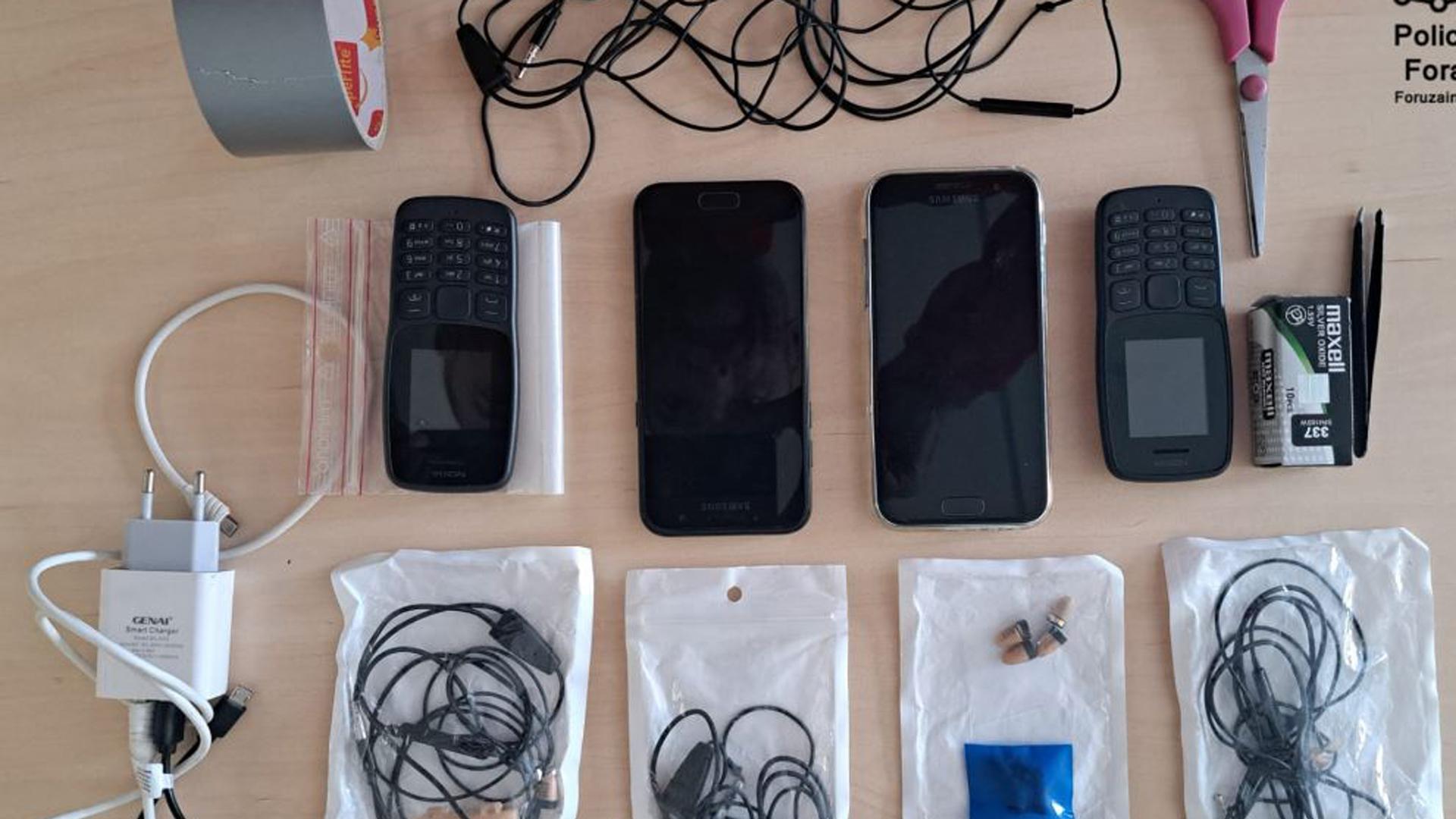 Material intervenido y detalle de la ropa donde se instalaba la cámara
