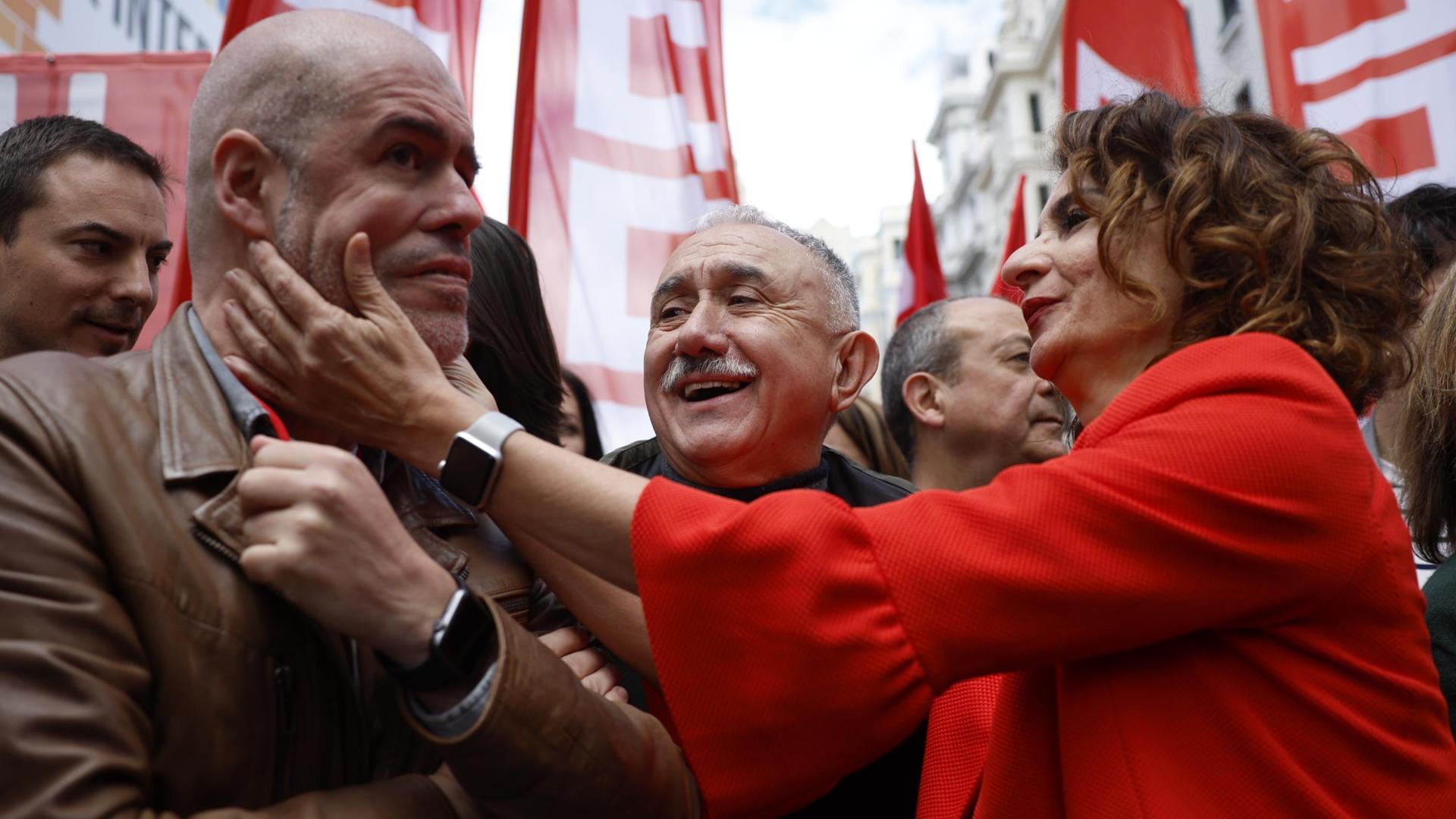 La ministra Montero sujeta de los carrillos al líder de CCOO, Unai Sordo, durante la manifestación del 1 de mayo