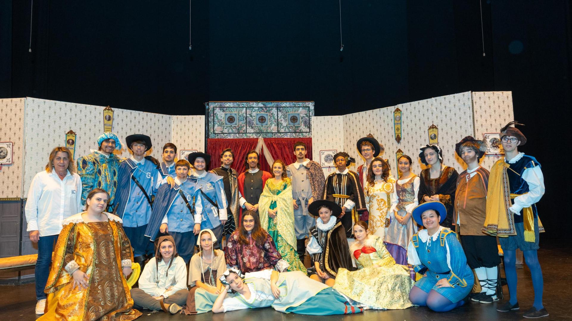 Los actores del Grupo de Teatro Escolar Valle del Ebro de Tudela, caracterizados para su obra