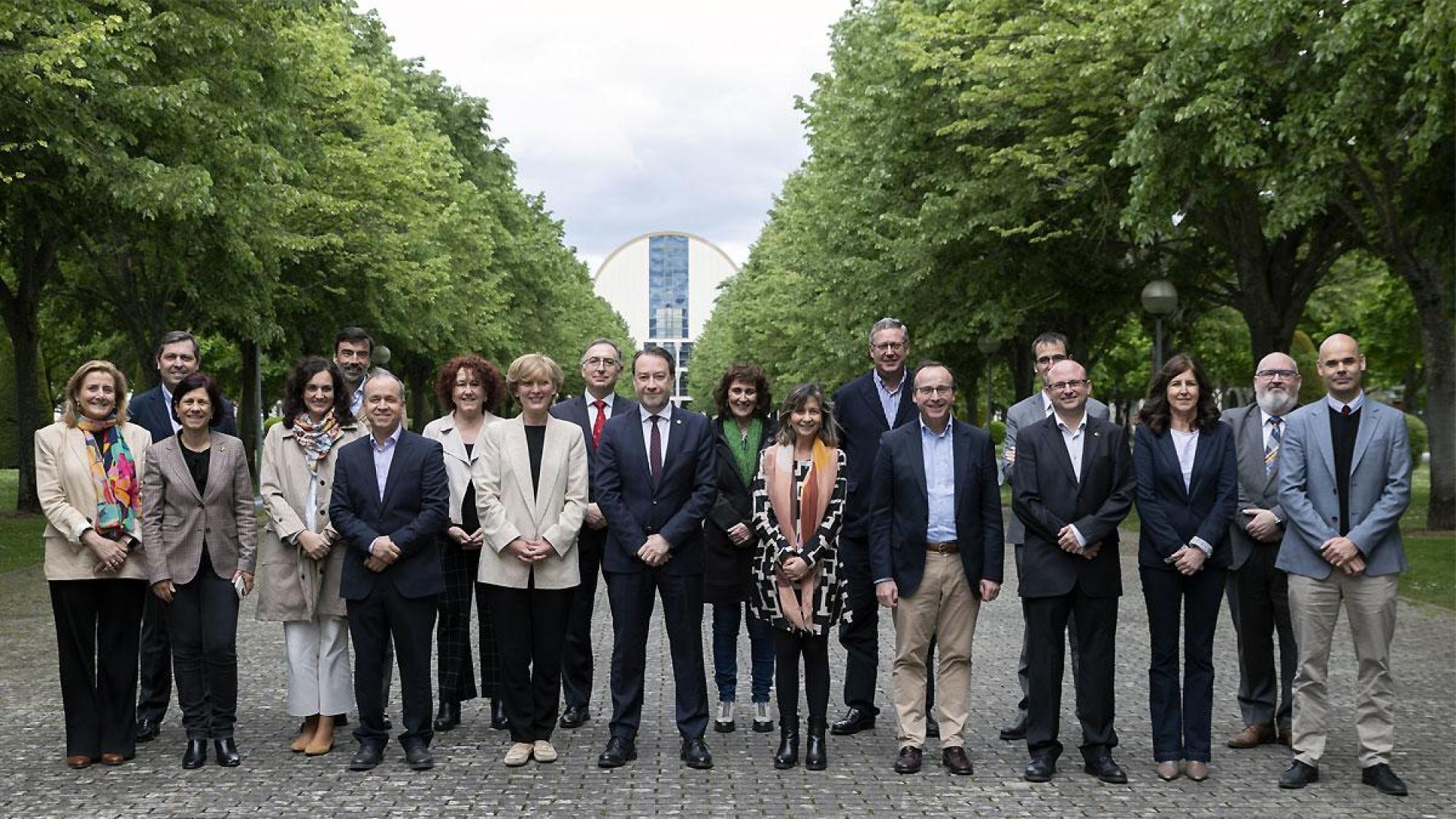 Los equipos de gobierno de la UPNA y de la Universidad de Navarra posan en el campus de Arrosadia