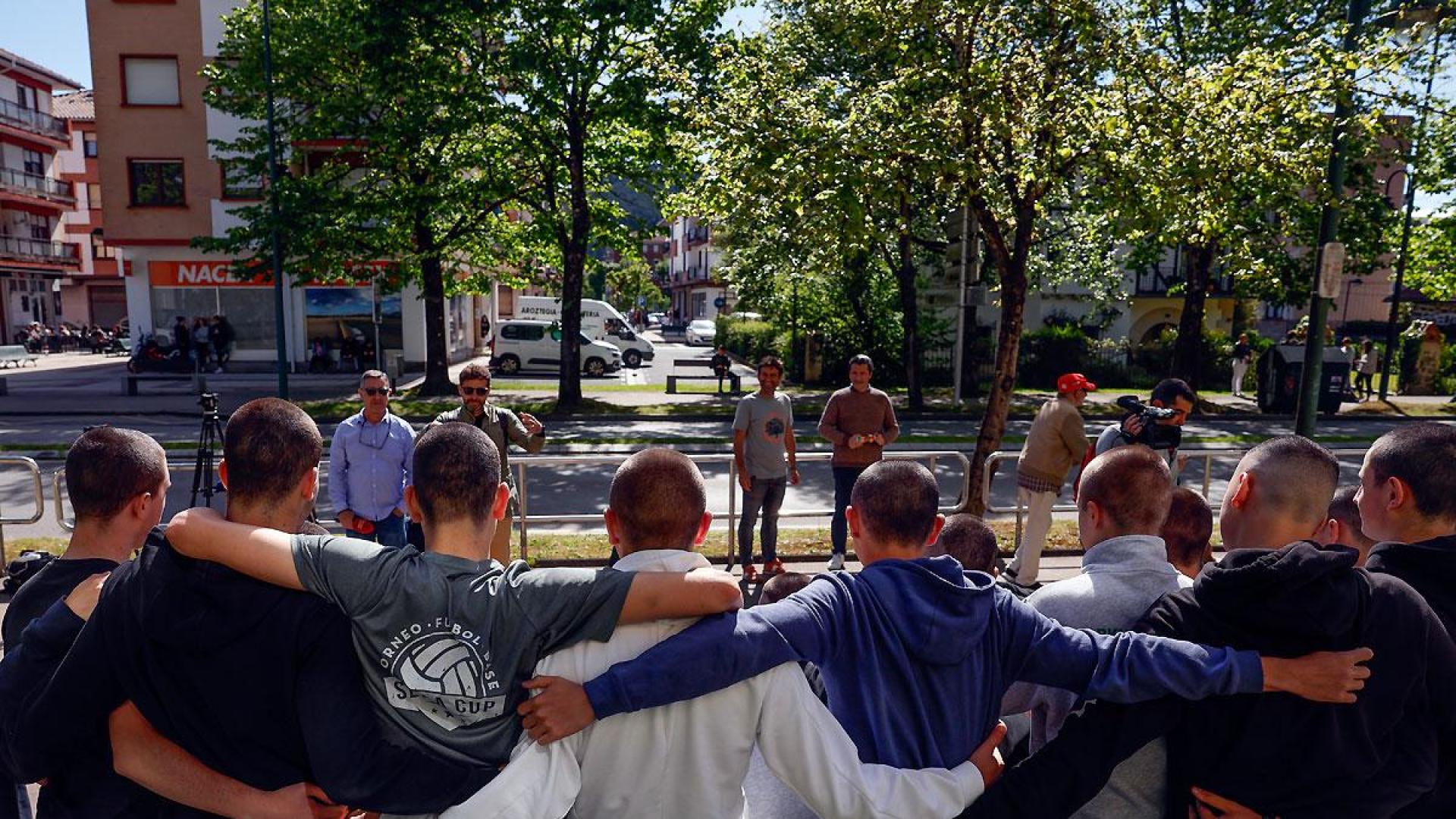 Algunos de los jóvenes del SD Gernika Club de fútbol que se han rapado el pelo en solidaridad con un compañero con cáncer