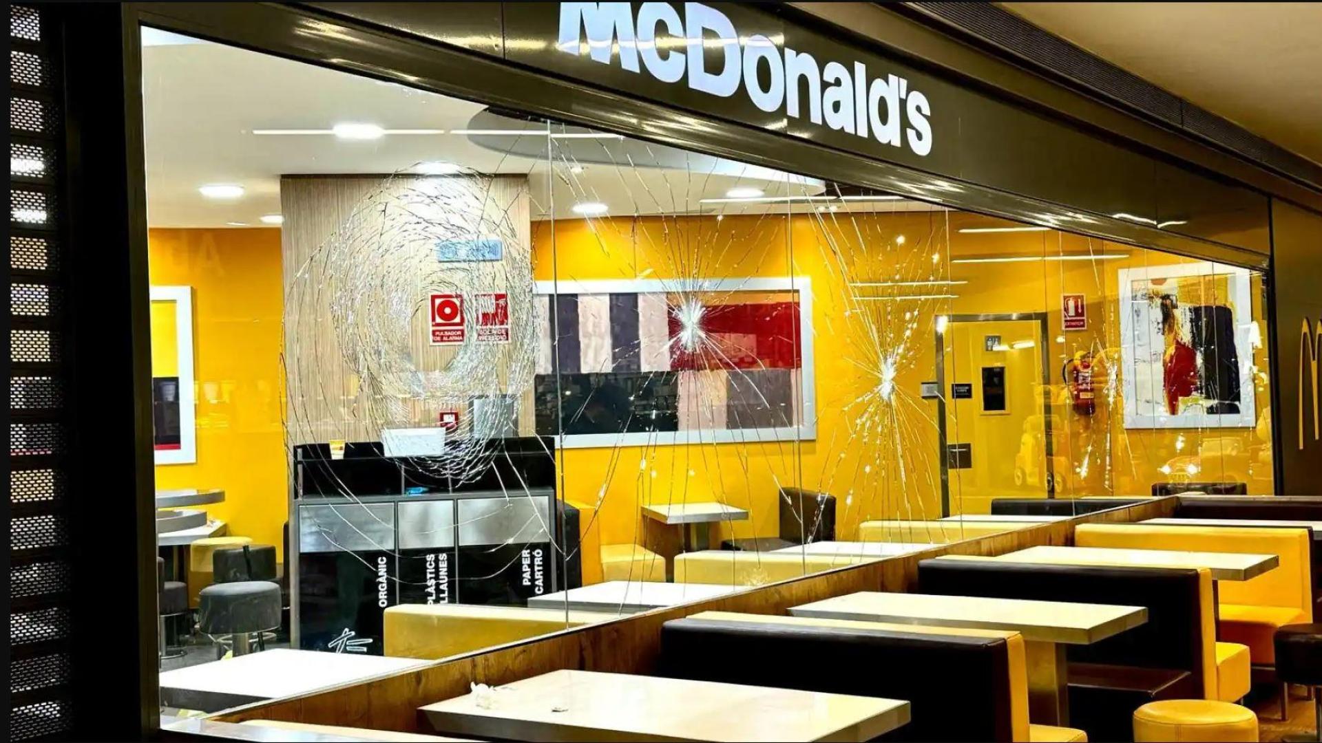 Estado en el que quedó el escaparate del Mcdonalds de Badalona tras el ataque con un hacha